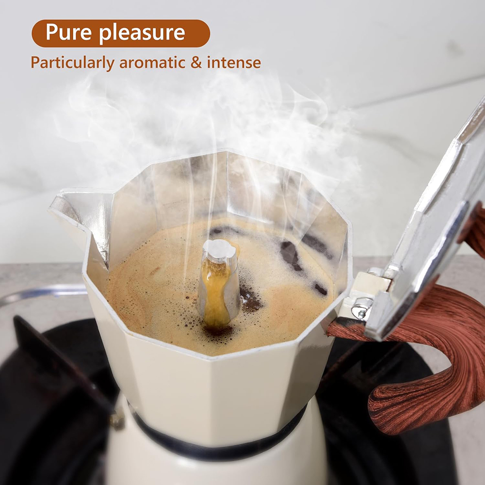 Eine Kaffeemaschine brüht Kaffee mit aufsteigendem Dampf. Cremefarben mit Holzgriff. Text lautet 'Pure pleasure, particularly aromatic & intense'.