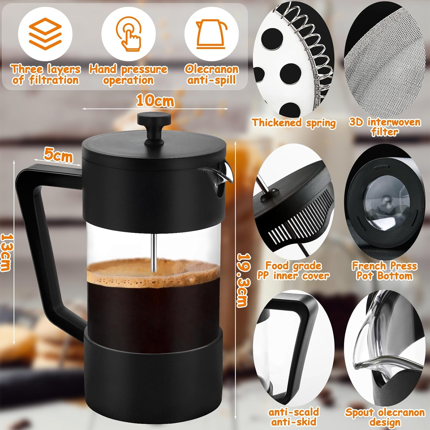 Schwarze French Press mit Kaffee. Merkmale sind dreilagige Filterung, Ausguss-Design und Verbrühschutz.
