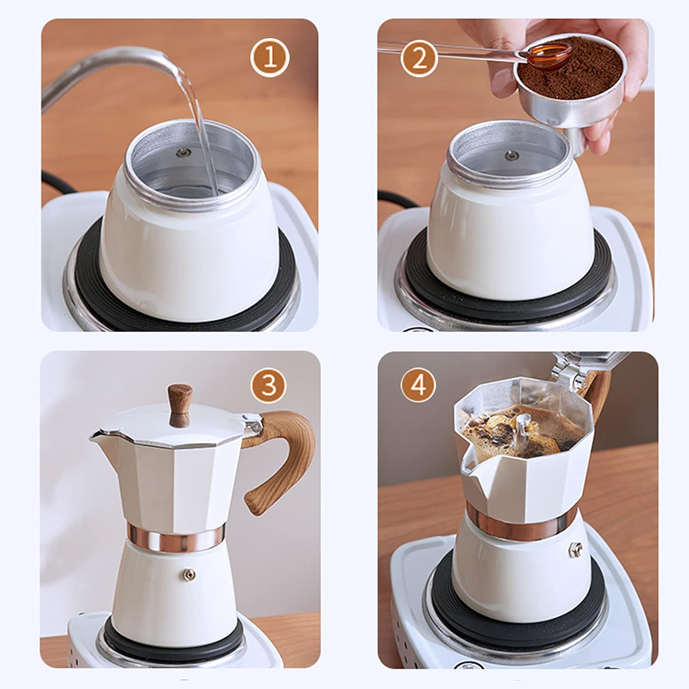 Schritte der Kaffeezubereitung: Wasser, Kaffeepulver, zusammengebauter Mokka-Kocher und Brühen. Weißer Mokka-Kocher auf einem weißen Herd.