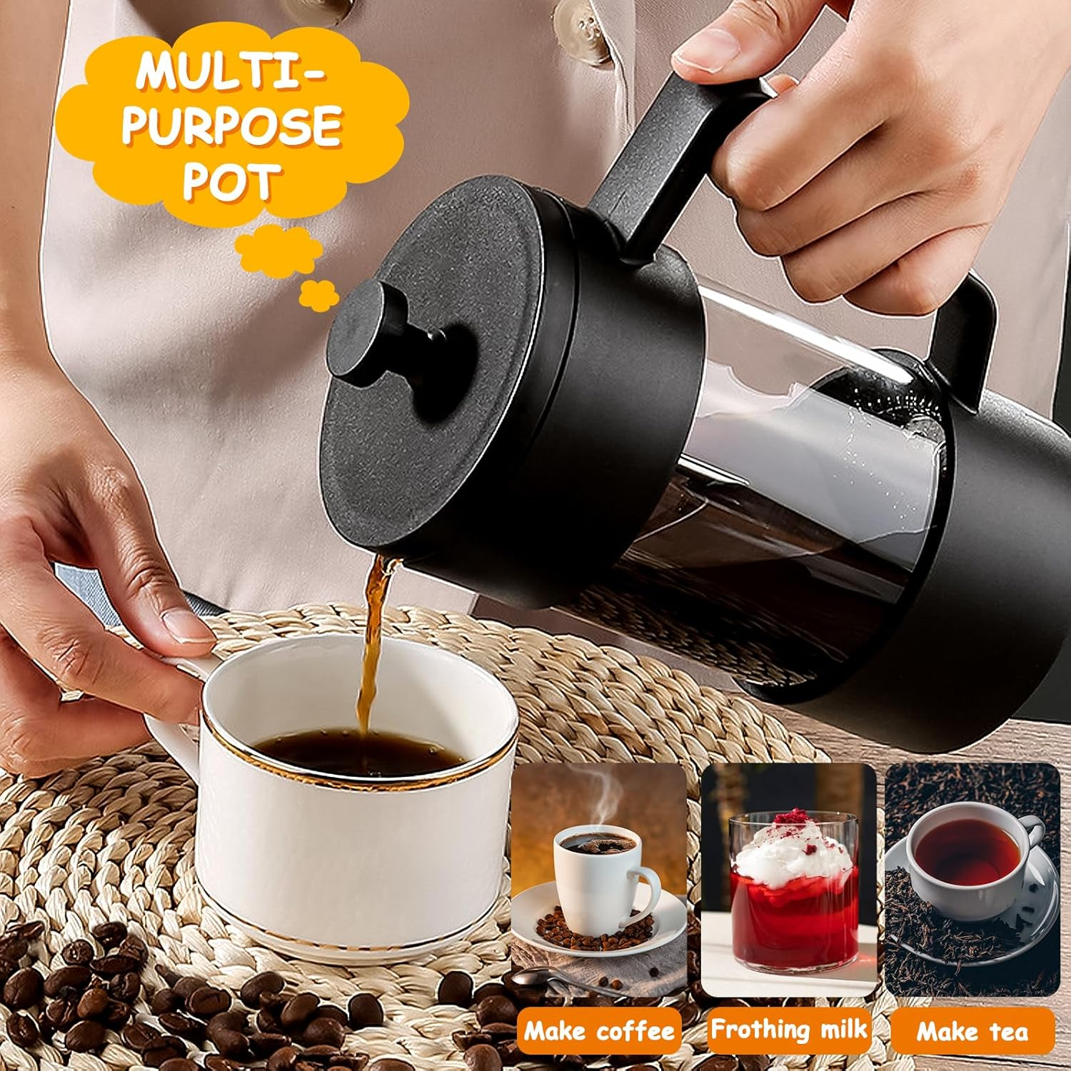 Eine Person gießt Kaffee aus einer schwarzen Kanne in eine weiße Tasse mit Goldrand. Kaffeebohnen sind verstreut.