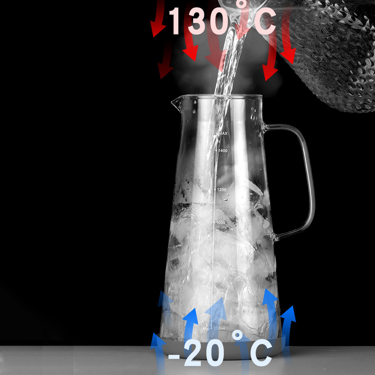 Heißes Wasser wird in einen Glaskrug mit Eiswürfeln gegossen. Temperaturanzeigen zeigen 130 °C und -20 °C. Schwarzer Hintergrund.
