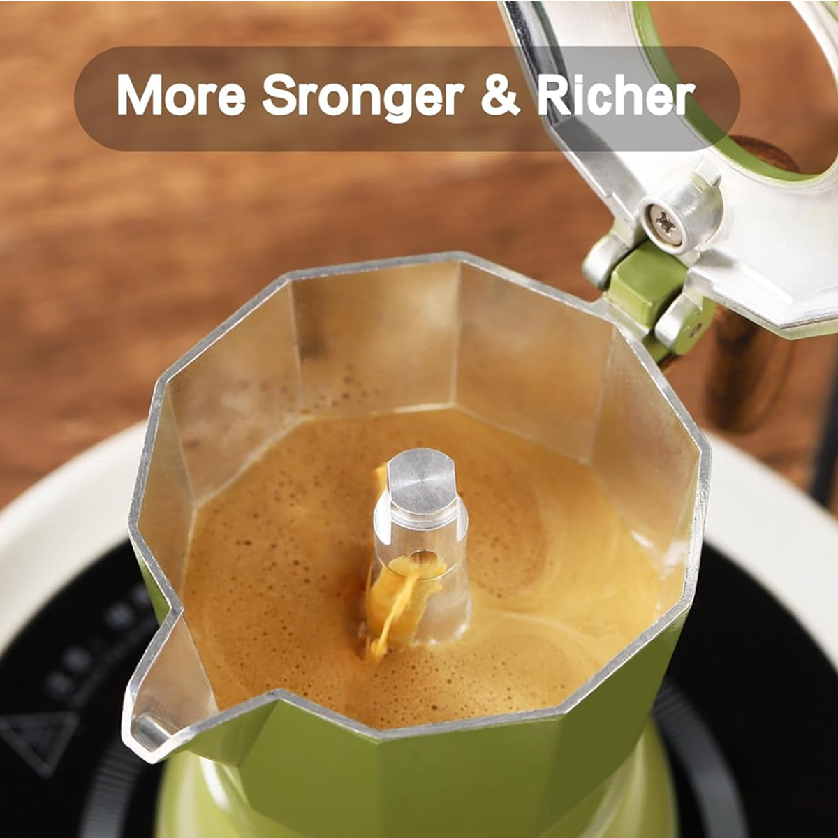 Eine grüne Mokkakanne ist geöffnet und mit Kaffee gefüllt. Der Text 'More Stronger & Richer' steht oben. Die Kanne steht auf einer weißen Oberfläche.