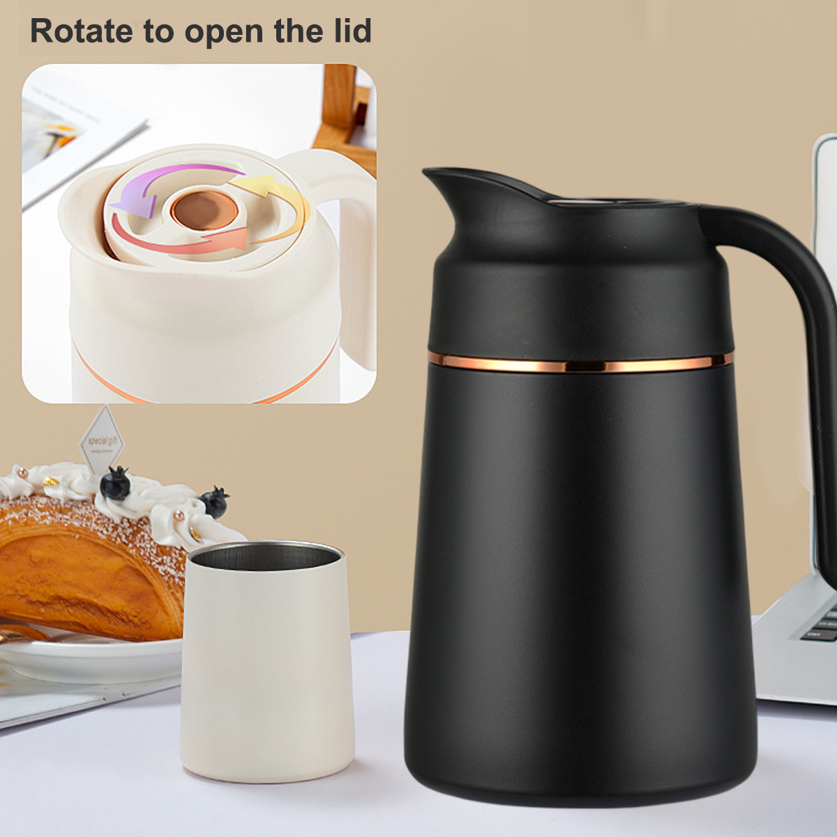 Eine schwarze Thermoskanne mit goldenem Band steht neben einer weißen Tasse. Ein Kuchen und Anweisungen sind sichtbar.
