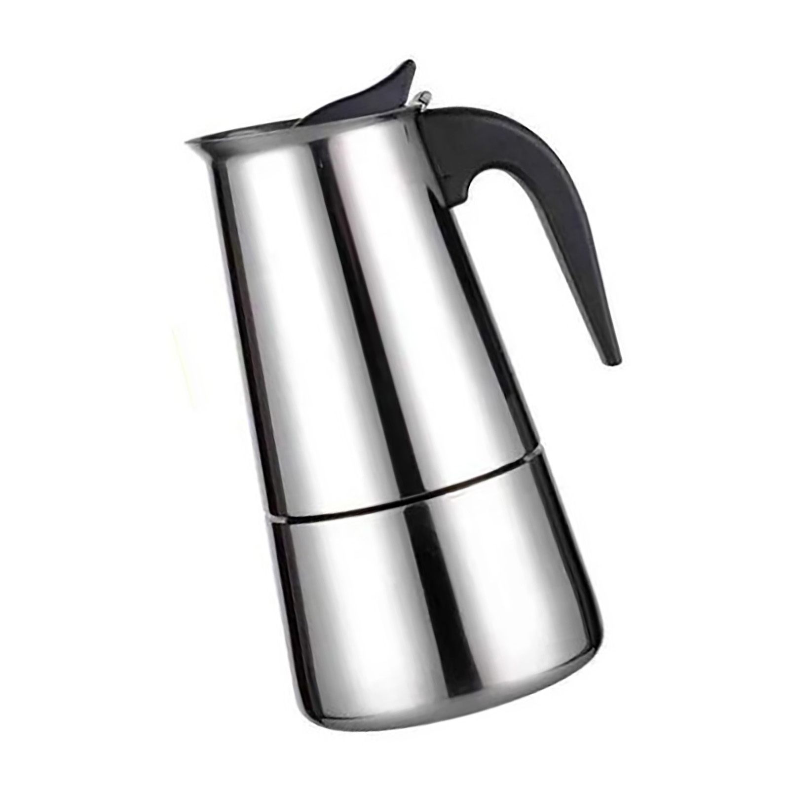 Ein glänzender Kaffeezubereiter aus Edelstahl mit schwarzem Griff und Deckel steht auf weißem Grund, nach links geneigt.