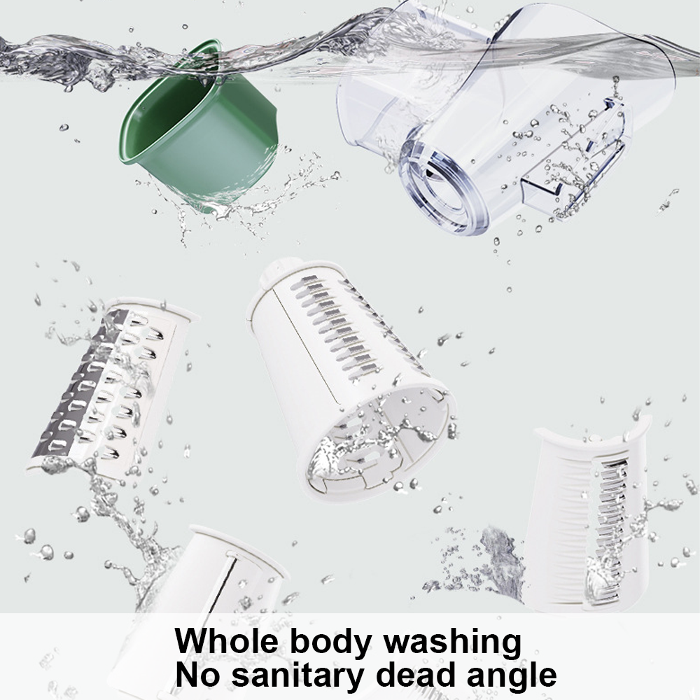 Teile einer Küchenmaschine in Wasser, darunter grüne, weiße und transparente Teile, mit Wassertropfen. Text sagt Ganzkörperwäsche.