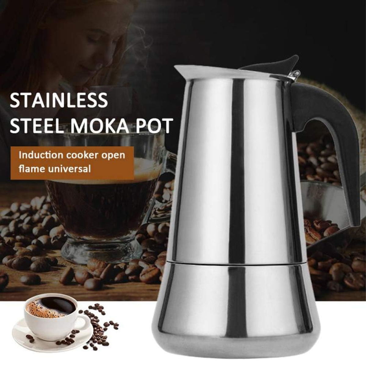 Eine Edelstahl-Moka-Kanne, eine Kaffeetasse und Kaffeebohnen werden gezeigt. Der Hintergrund zeigt eine Person und Kaffee in einem Glas.