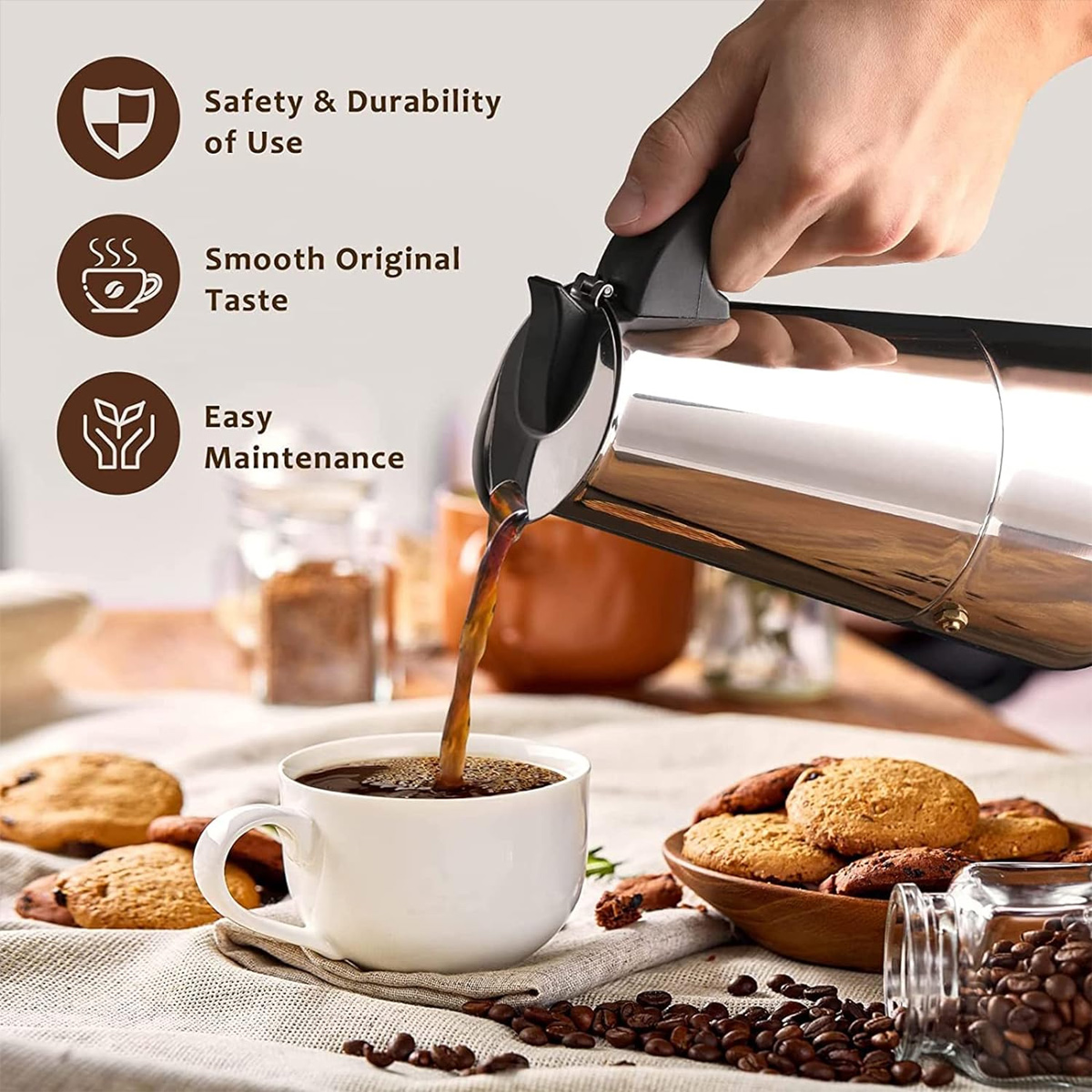 Kaffee wird in eine weiße Tasse gegossen. Kekse, Kaffeebohnen und eine Kaffeemaschine befinden sich im Hintergrund. Drei Symbole befinden sich oben links.