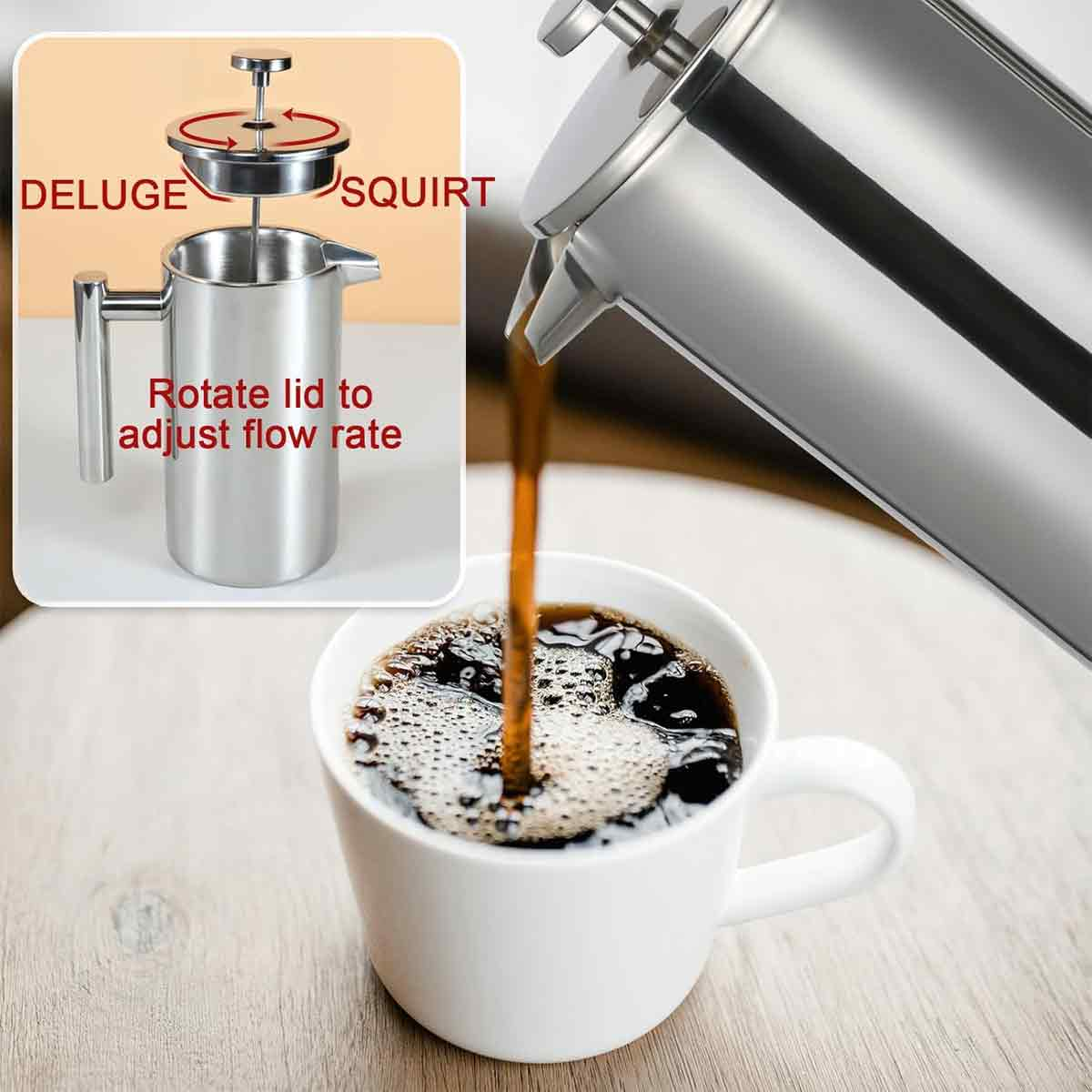 Eine French Press gießt Kaffee in eine weiße Tasse. Die Presse ist silberfarben, der Kaffee dunkel. Ein Diagramm zeigt, wie man den Durchfluss einstellt.