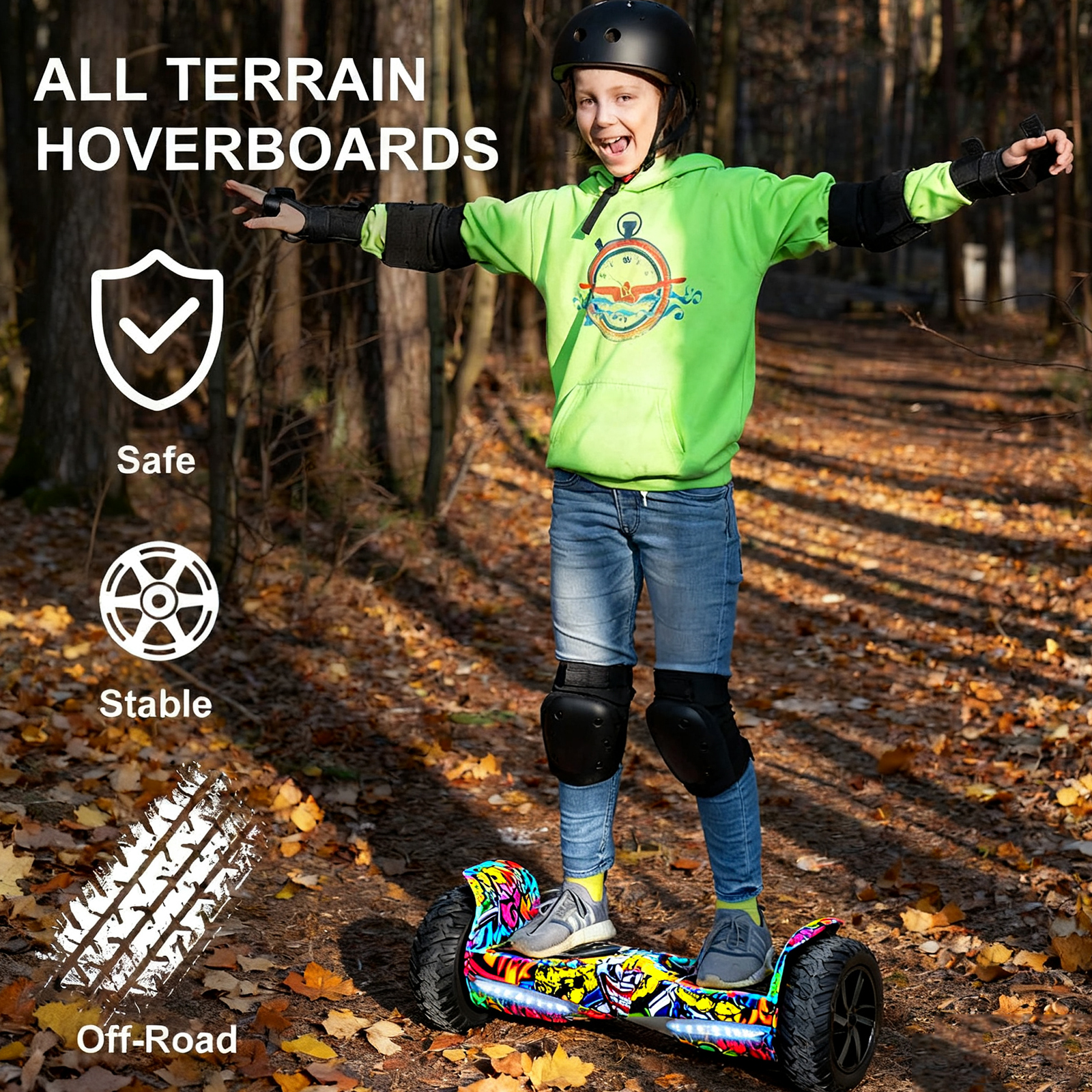 Ein Kind auf einem Hoverboard im Wald, mit Helm und Polstern. Das Board ist bunt, der Hintergrund sind verschwommene Bäume.