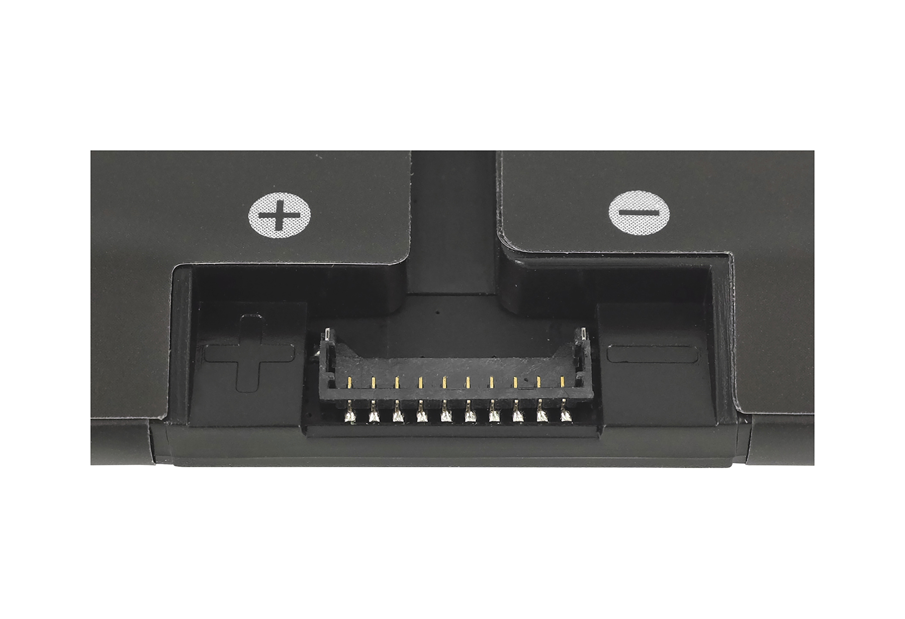 Primo piano di un componente elettronico nero con connettori. Simboli più e meno visibili.