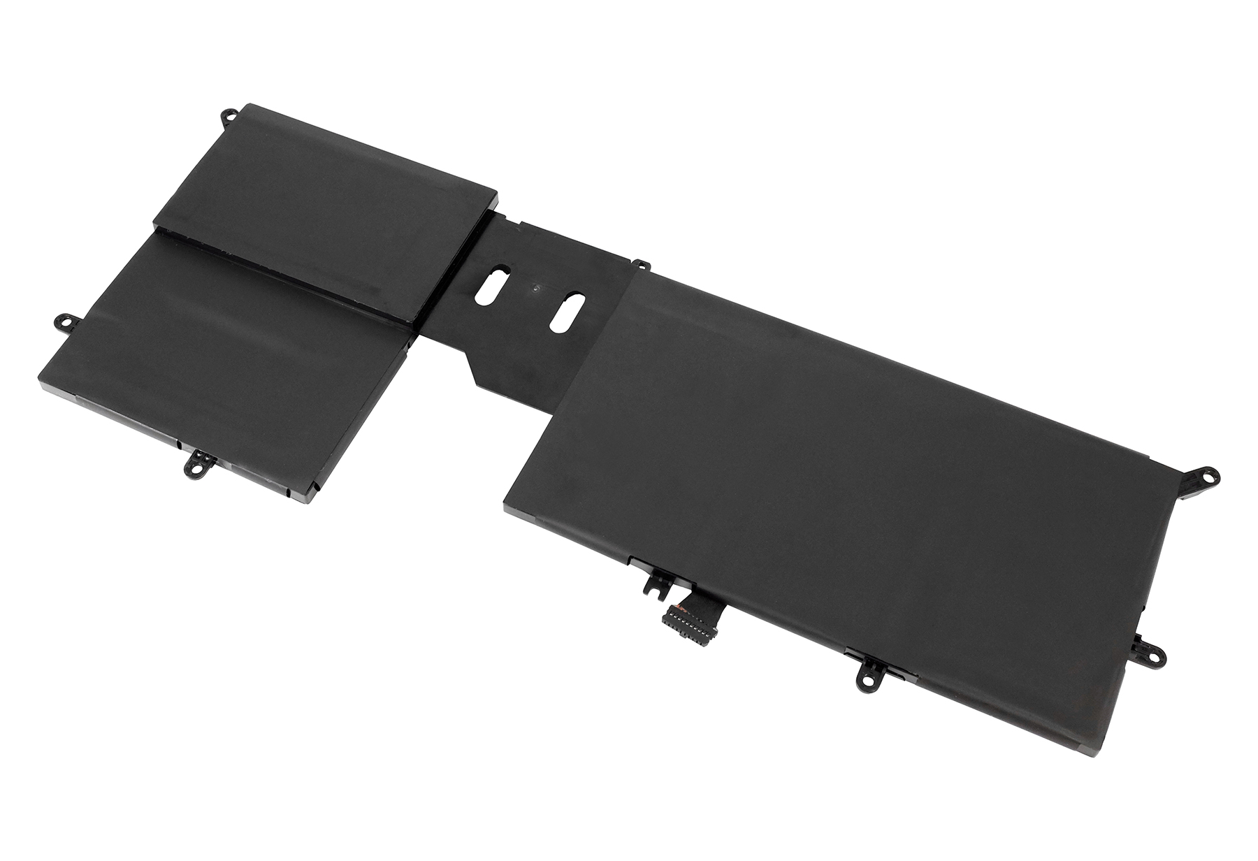 Batteria nera per laptop su sfondo bianco. Ha diverse sezioni rettangolari e connettori. La batteria è angolata.