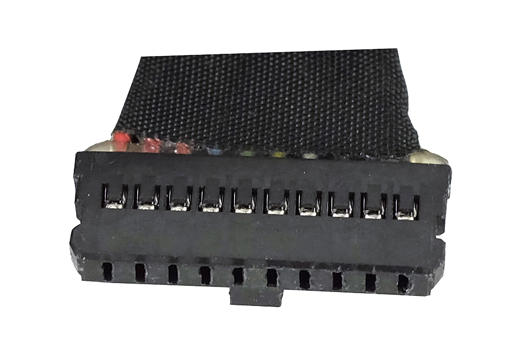 Un primo piano di un connettore elettronico nero con più pin. Un tessuto nero copre la parte superiore. Lo sfondo è bianco.