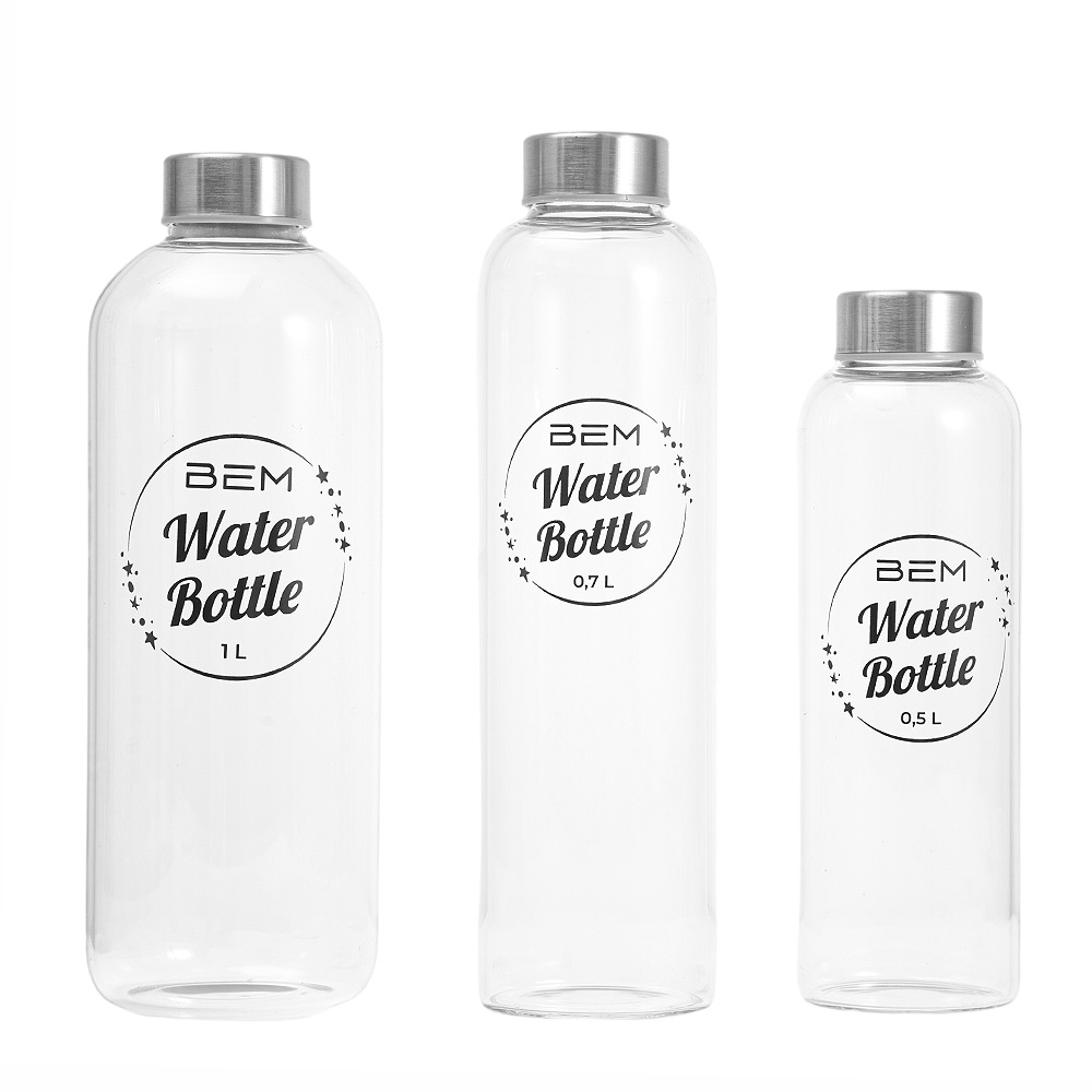 Drei klare Glaswasserflaschen mit silbernen Deckeln stehen auf weißem Grund. Jede Flasche hat ein schwarzes Etikett mit dem Wort 'Water Bottle'.