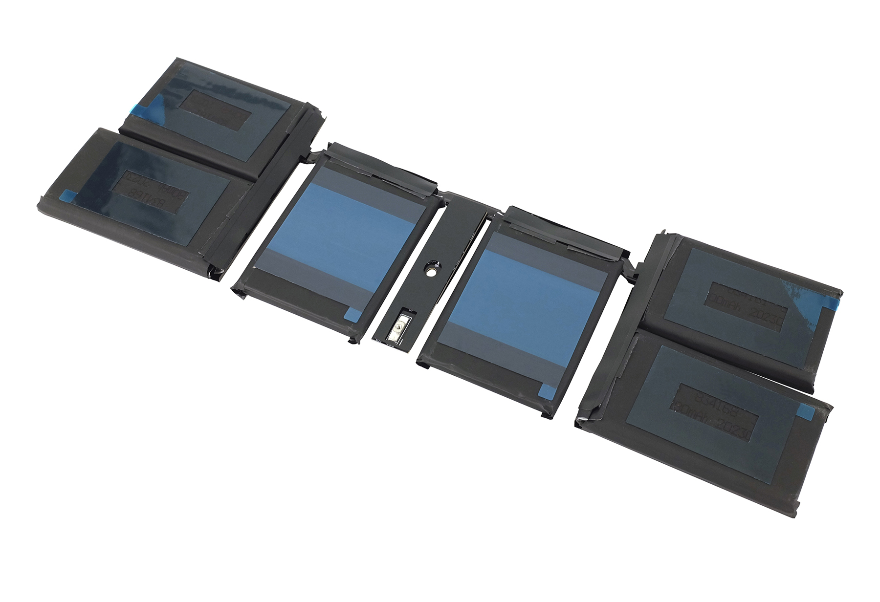 Batteria per laptop con componenti neri e blu, etichette ed elementi metallici, isolata su sfondo bianco.