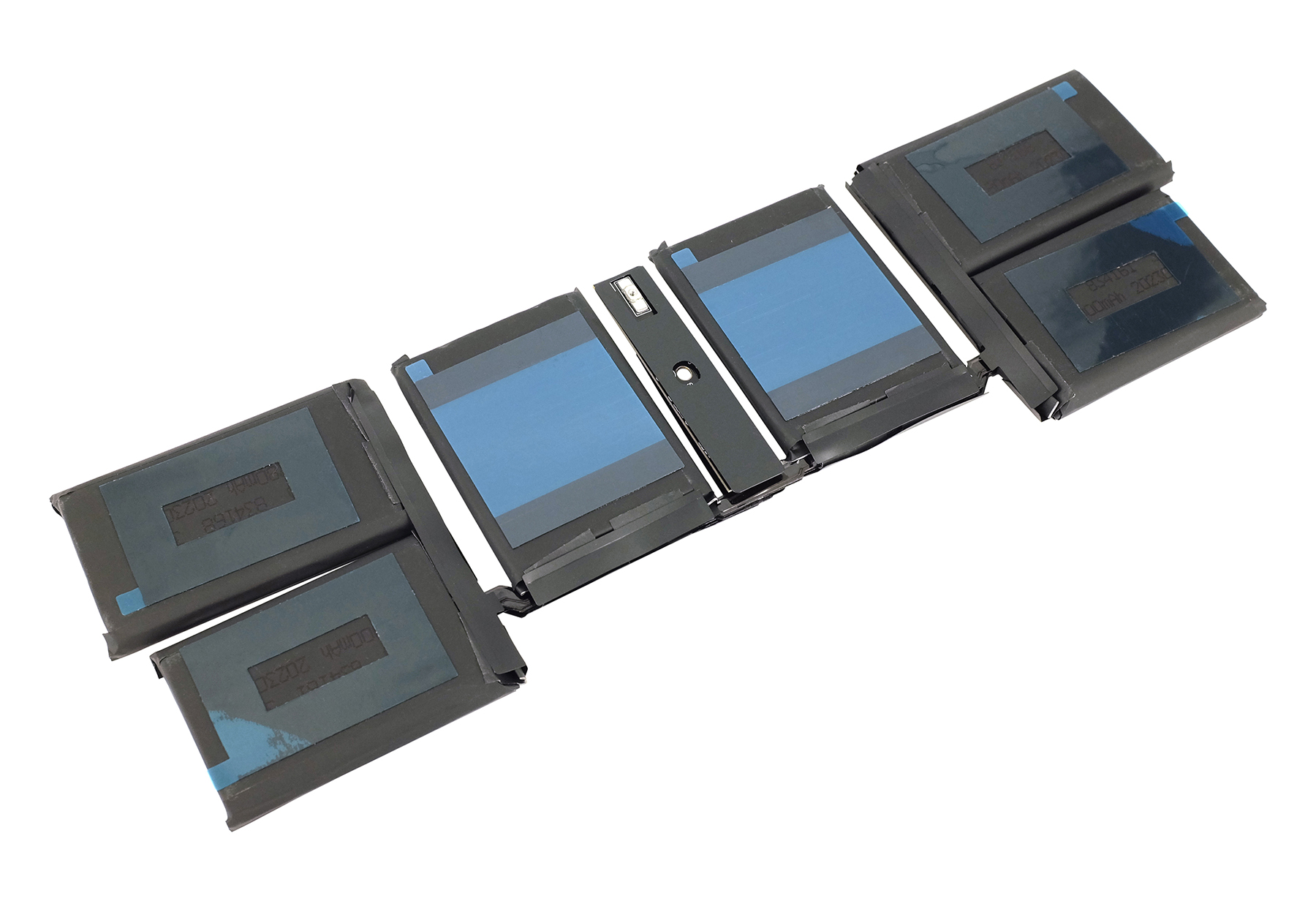 Un pacco batteria per laptop smontato. Presenta più celle rettangolari con etichette blu e nere, disposte su sfondo bianco.