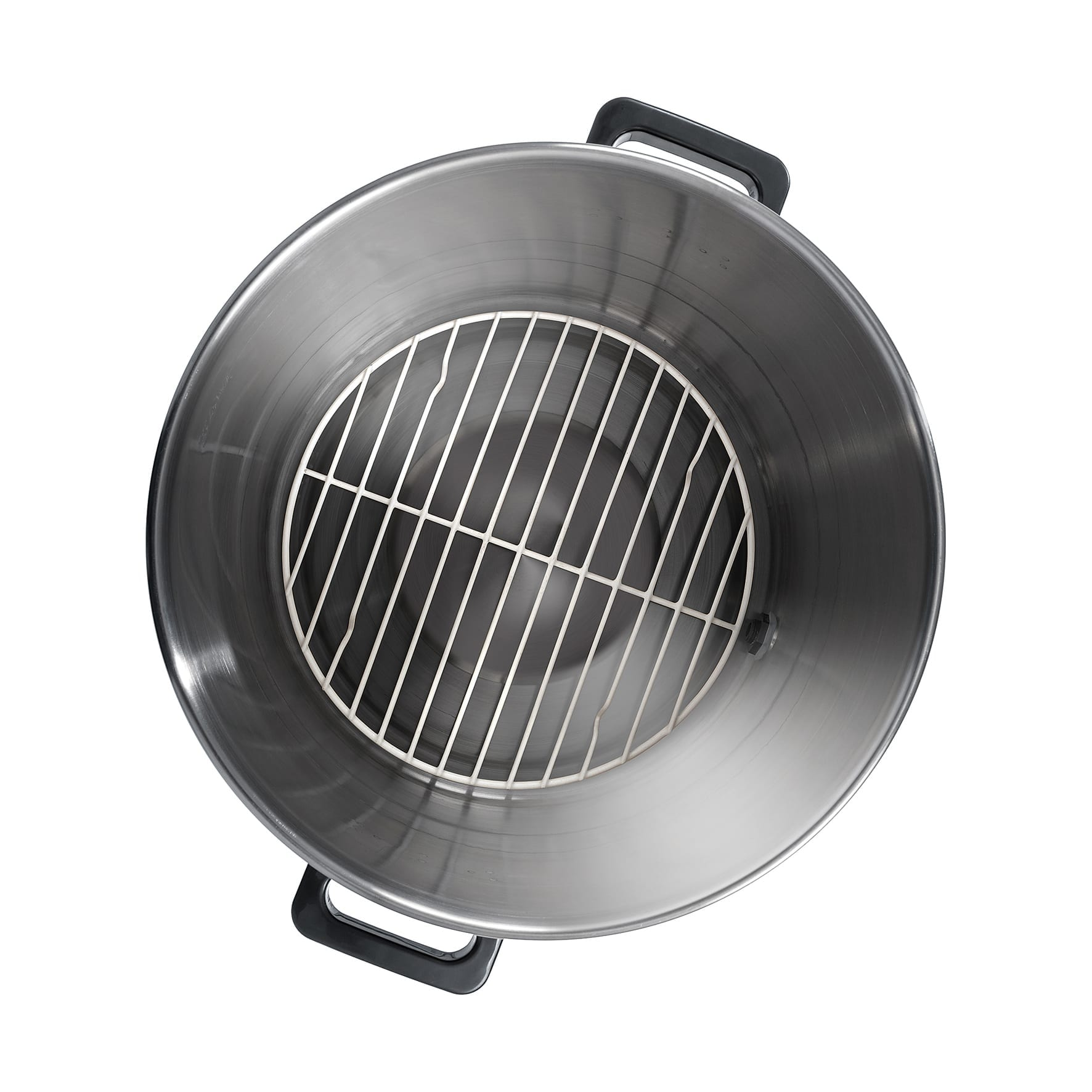 Un pentola per birra in acciaio inox con una griglia bianca all'interno. Maniglie nere sul bordo. Isolato su bianco.