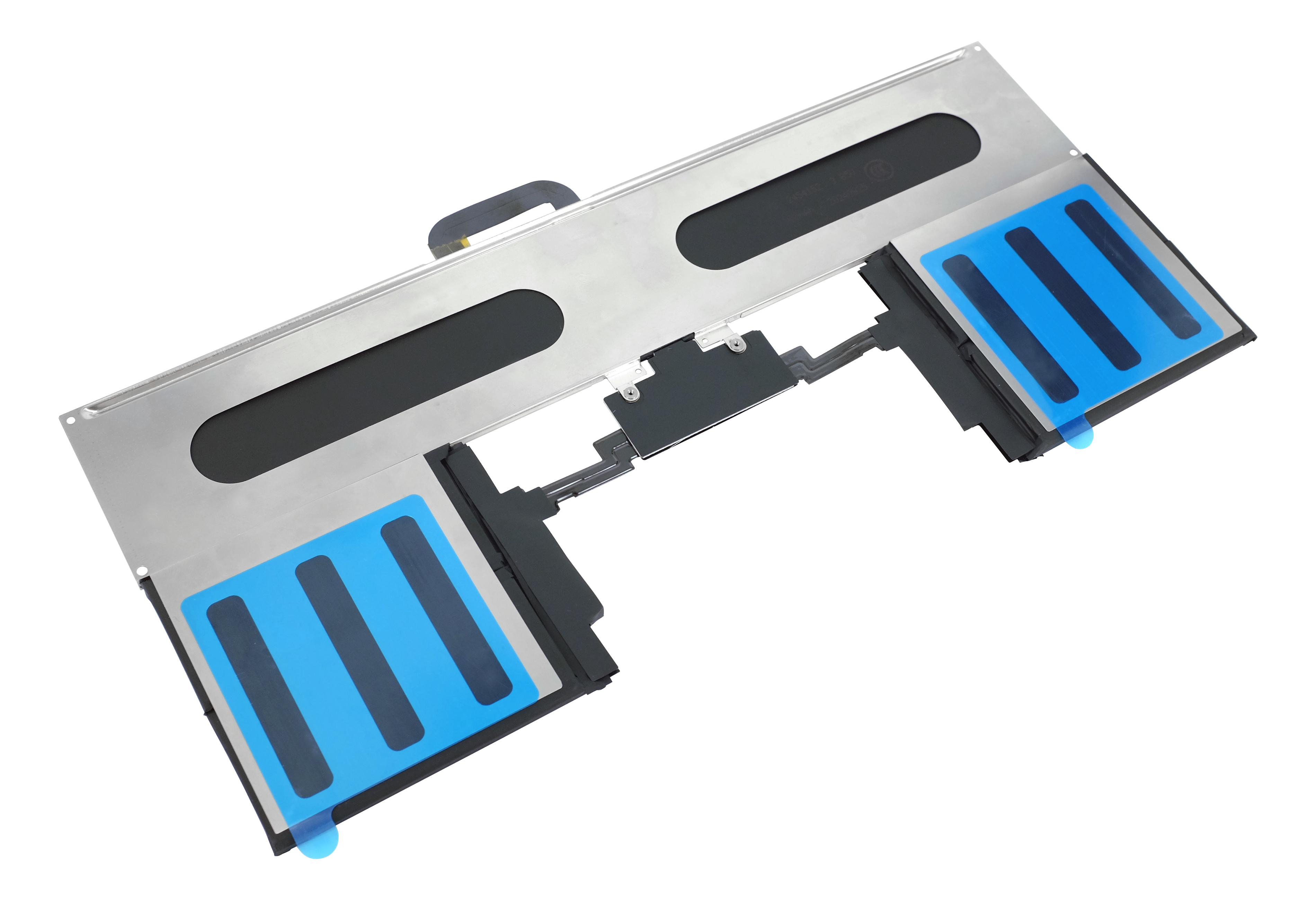 Eine silberne und schwarze elektronische Komponente mit blauem Klebeband. Zwei lange schwarze Löcher. Ein weißer Hintergrund.