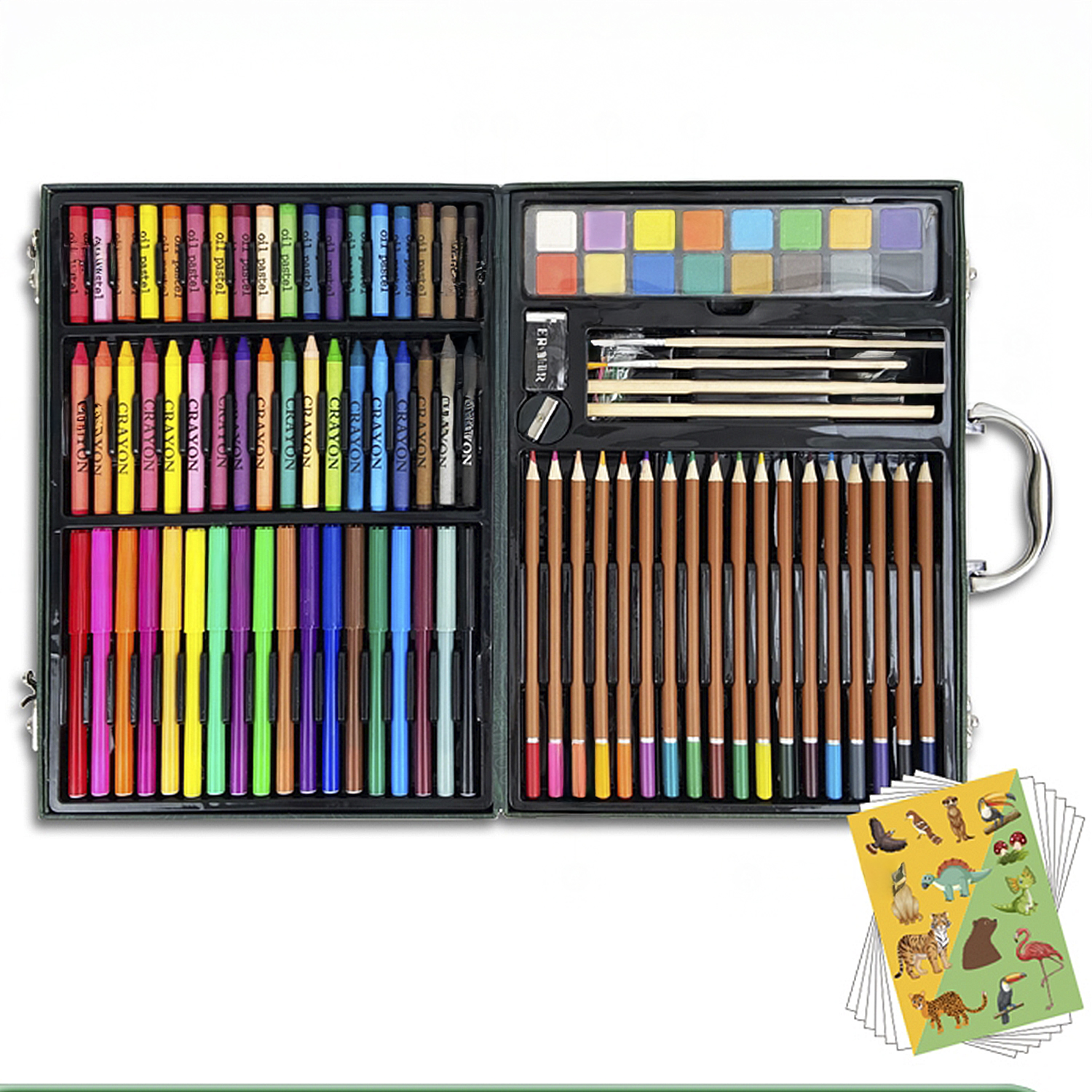Kit artistico aperto con pastelli, pennarelli, matite, acquerelli, pennelli e adesivi di animali su sfondo bianco.