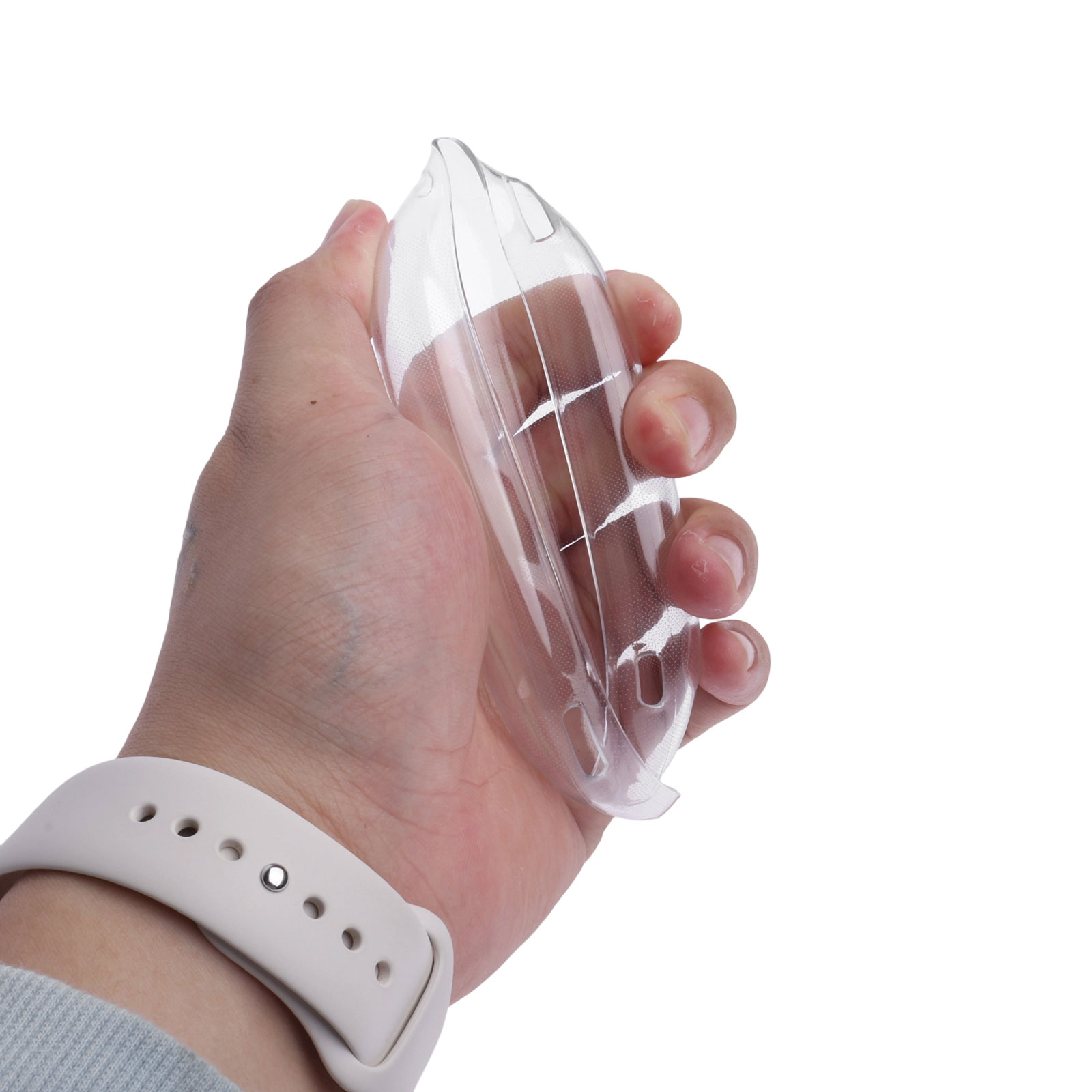 Eine Hand hält einen durchsichtigen Plastikgegenstand. Am Handgelenk ist eine weiße Uhr. Weißer Hintergrund.