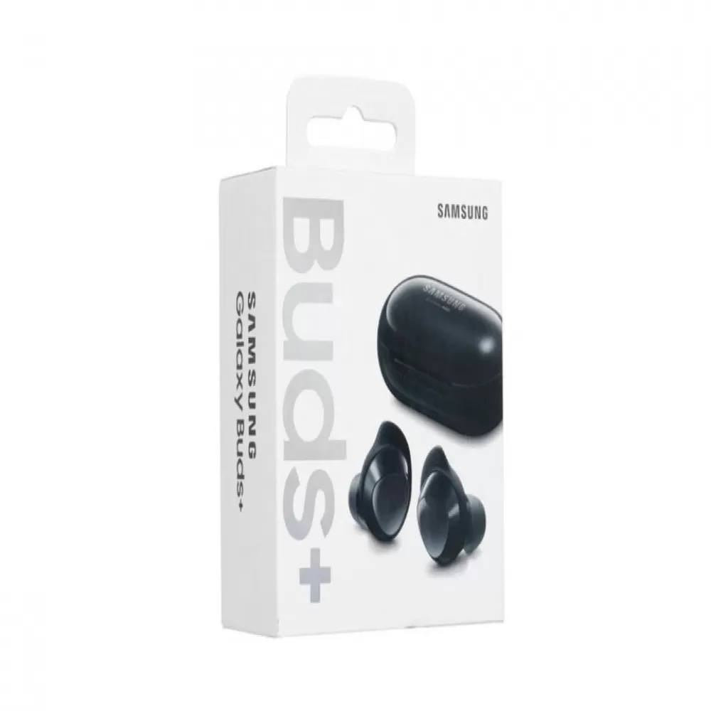 Eine weiße Schachtel mit Samsung Galaxy Buds+. Die Schachtel zeigt ein schwarzes Ladecase und zwei schwarze Ohrhörer. Der Hintergrund ist weiß.