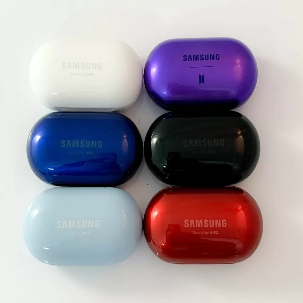 Sechs bunte Samsung-Kopfhörer-Etuis. Weiß, Lila, Blau, Schwarz, Hellblau und Rot. Jedes mit einem Samsung-Logo.