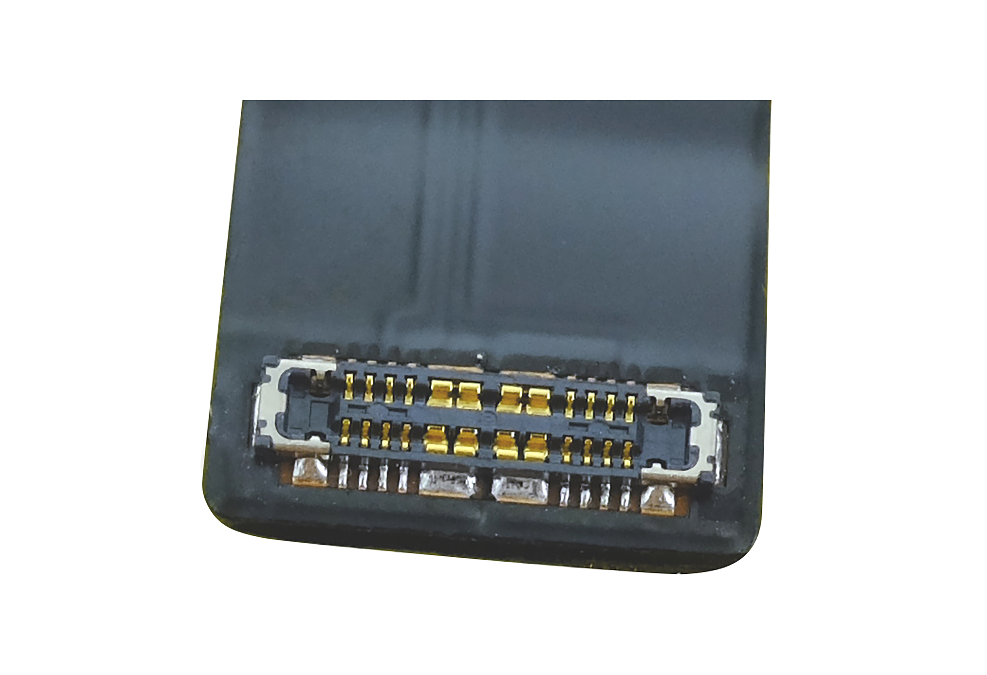 Nahaufnahme eines schwarzen elektronischen Steckers mit goldenen Pins, auf dunkler Oberfläche, vor weißem Hintergrund.