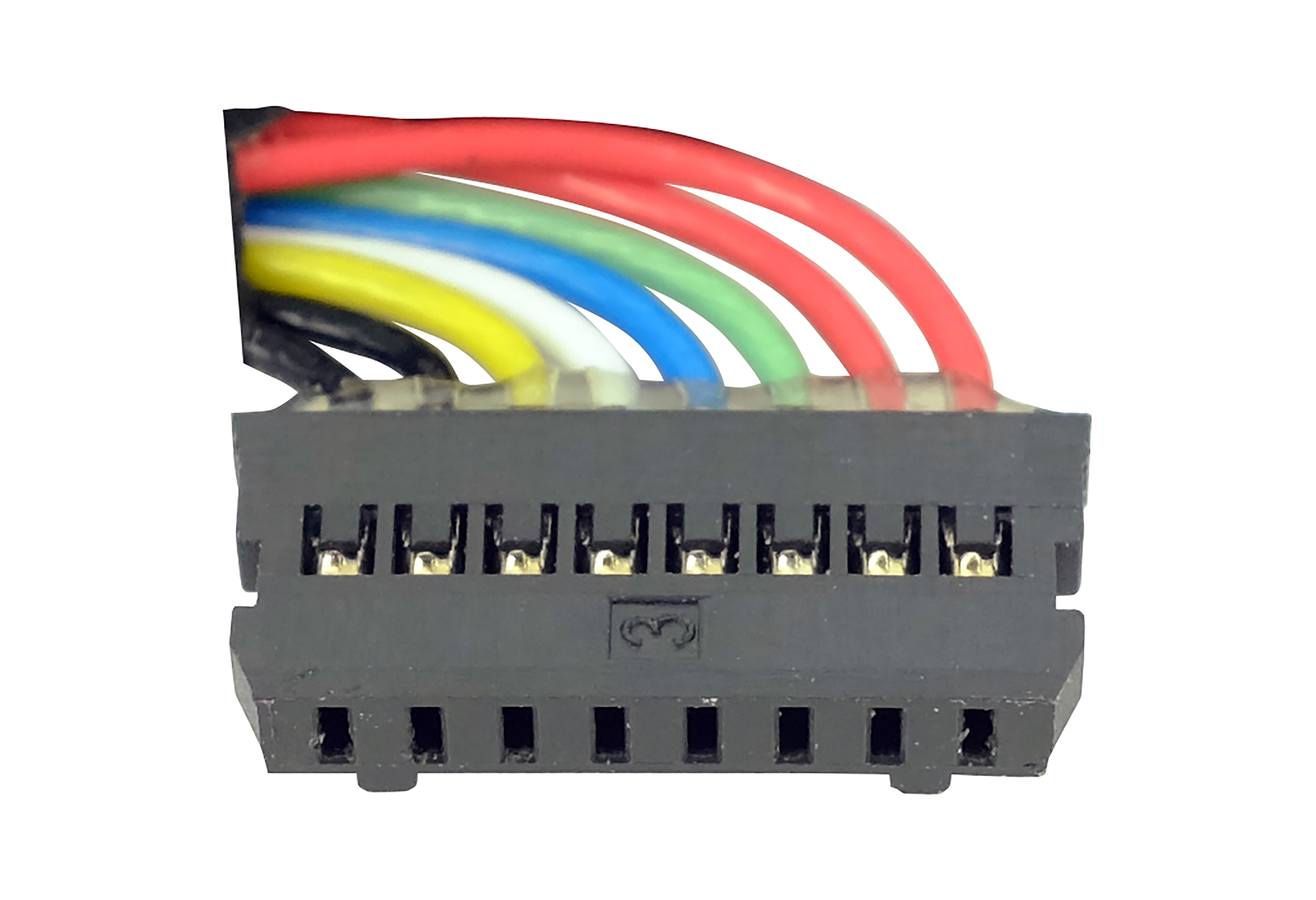 Ein schwarzer Stecker mit farbigen Drähten (rot, grün, blau, gelb). Der Stecker hat mehrere Schlitze.