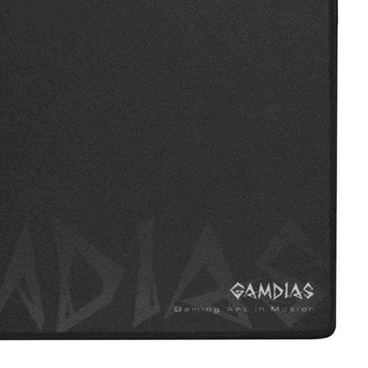 Un tappetino per mouse GAMDIAS nero. Il logo e 'Gaming Art in Motion' sono visibili. La superficie ha un motivo strutturato.