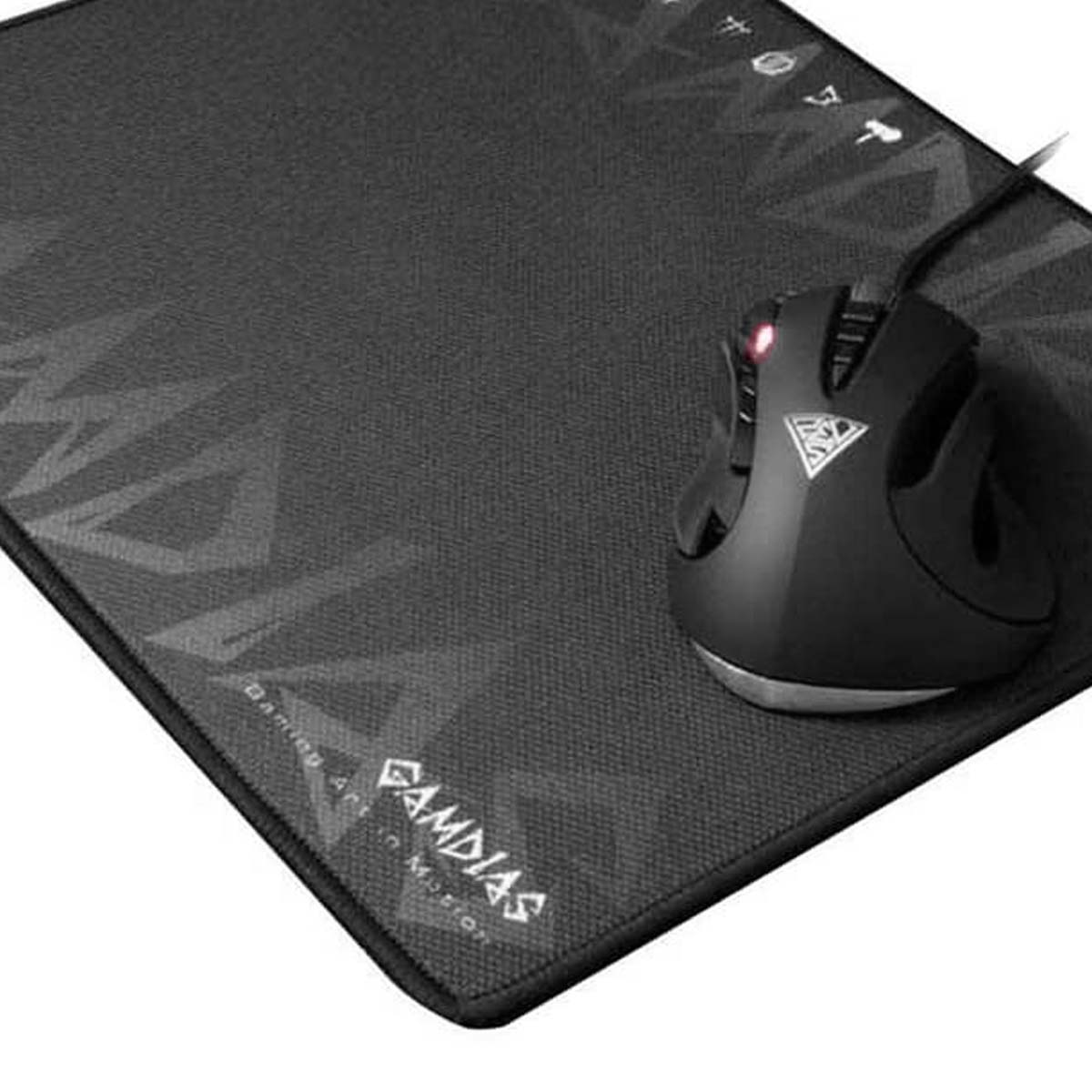 Mouse da gioco nero su un tappetino nero. Il tappetino ha logo e design. Mouse collegato con un cavo.
