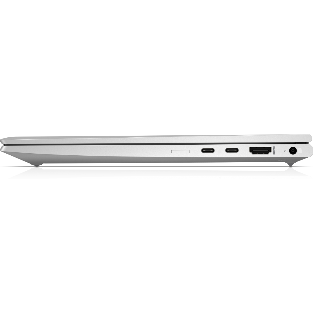 Seitenansicht eines silbernen Laptops. Sichtbare Anschlüsse sind USB-C, HDMI und ein Ladeanschluss. Der Laptop steht auf weißem Untergrund.