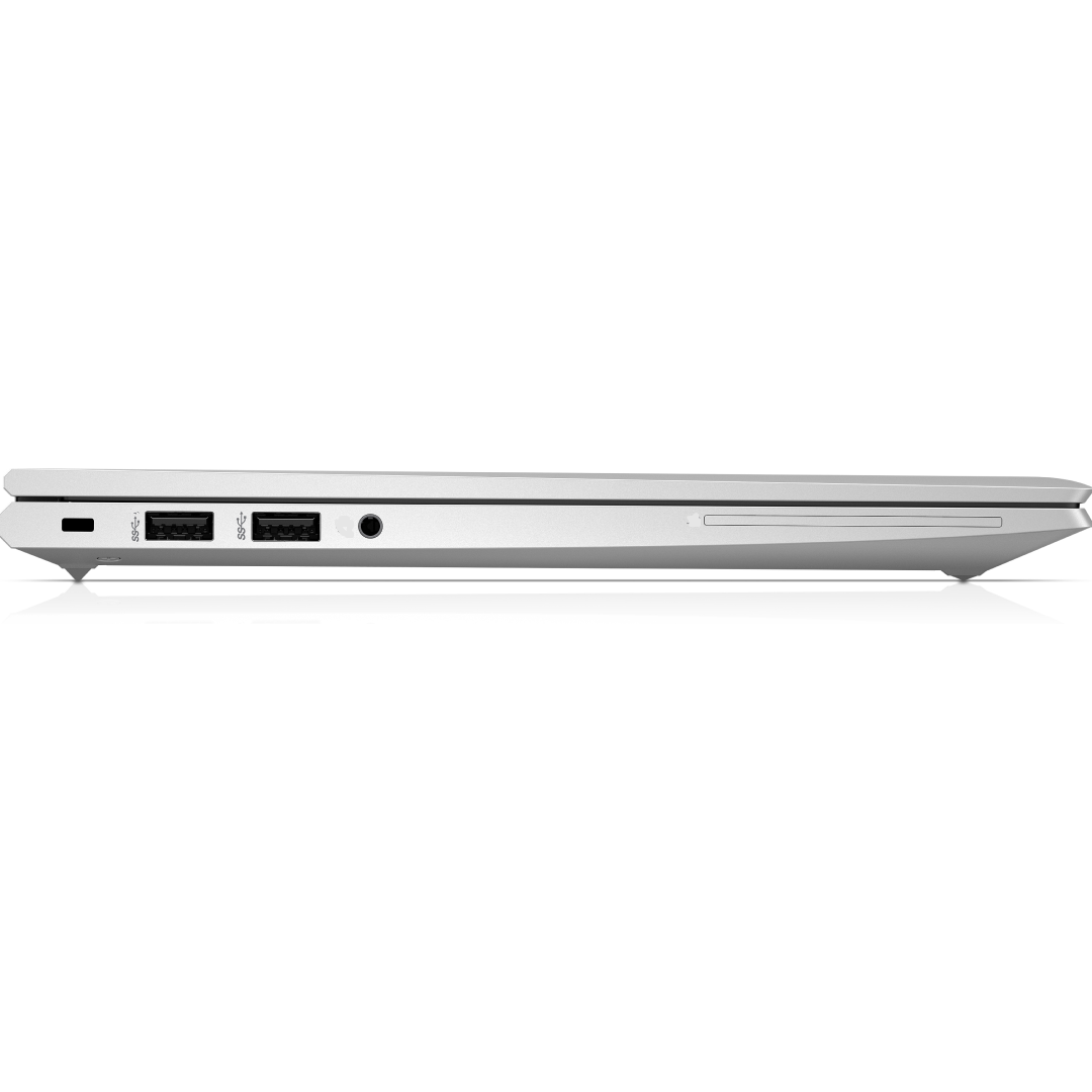 Seitenansicht eines silbernen Laptops. Sichtbare Anschlüsse sind USB, Audioanschluss und Kartenleser. Der Laptop steht auf weißem Untergrund.