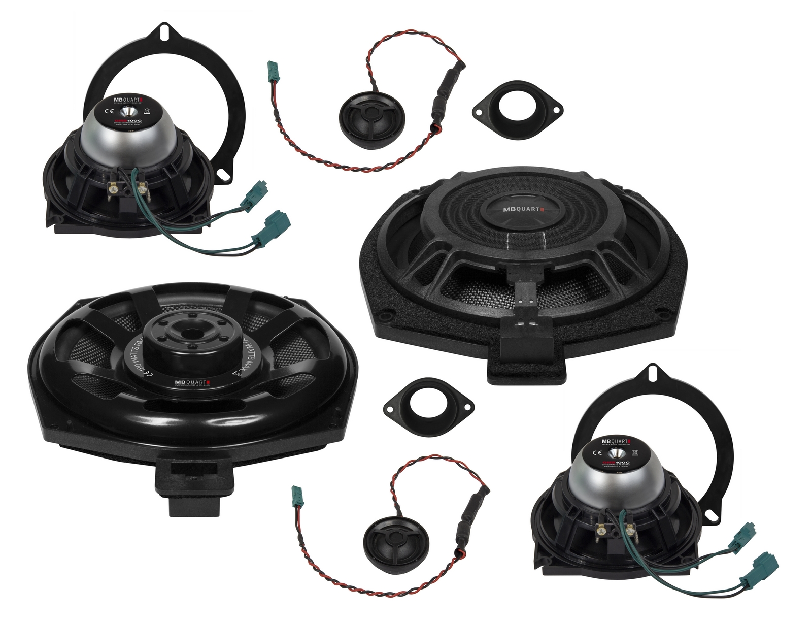 Mehrere Autolautsprecherkomponenten, darunter Subwoofer, Hochtöner, Montage ringe und Anschlüsse, sind vor weißem Hintergrund angeordnet.