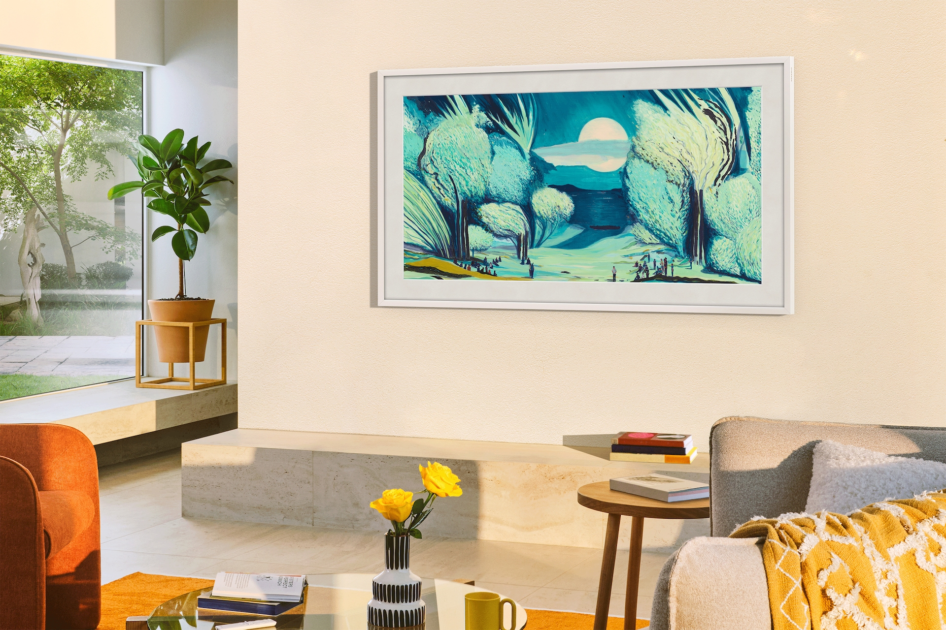 Nowoczesny salon z obrazem krajobrazu, sofą, stolikiem kawowym i rośliną w doniczce.