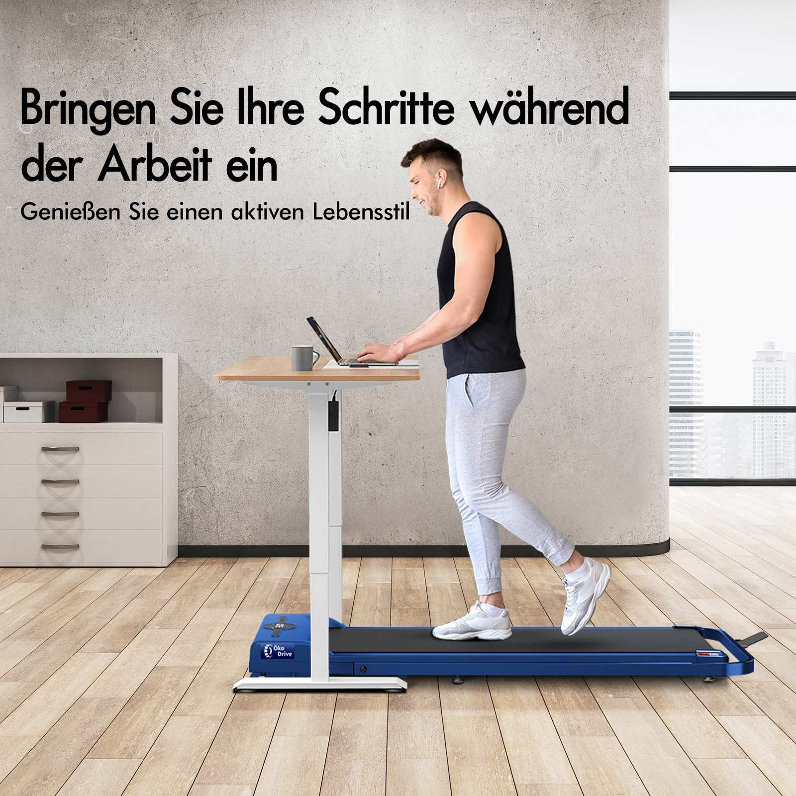 Mann geht auf einem Laufband. Er arbeitet an einem Laptop an einem Stehpult. Text sagt: 'Bringen Sie Ihre Schritte während der Arbeit ein'.