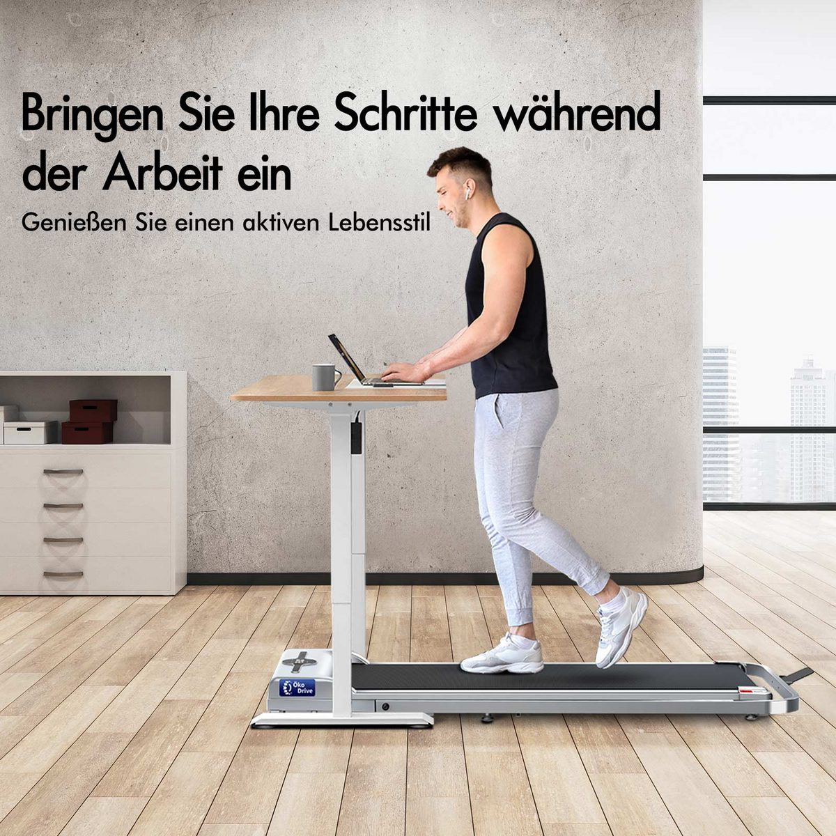 Mann geht auf Laufband-Schreibtisch und nutzt Laptop. Text: 'Bringen Sie Ihre Schritte während der Arbeit ein.' Graue Hose, schwarzes Top, weiße Schuhe.