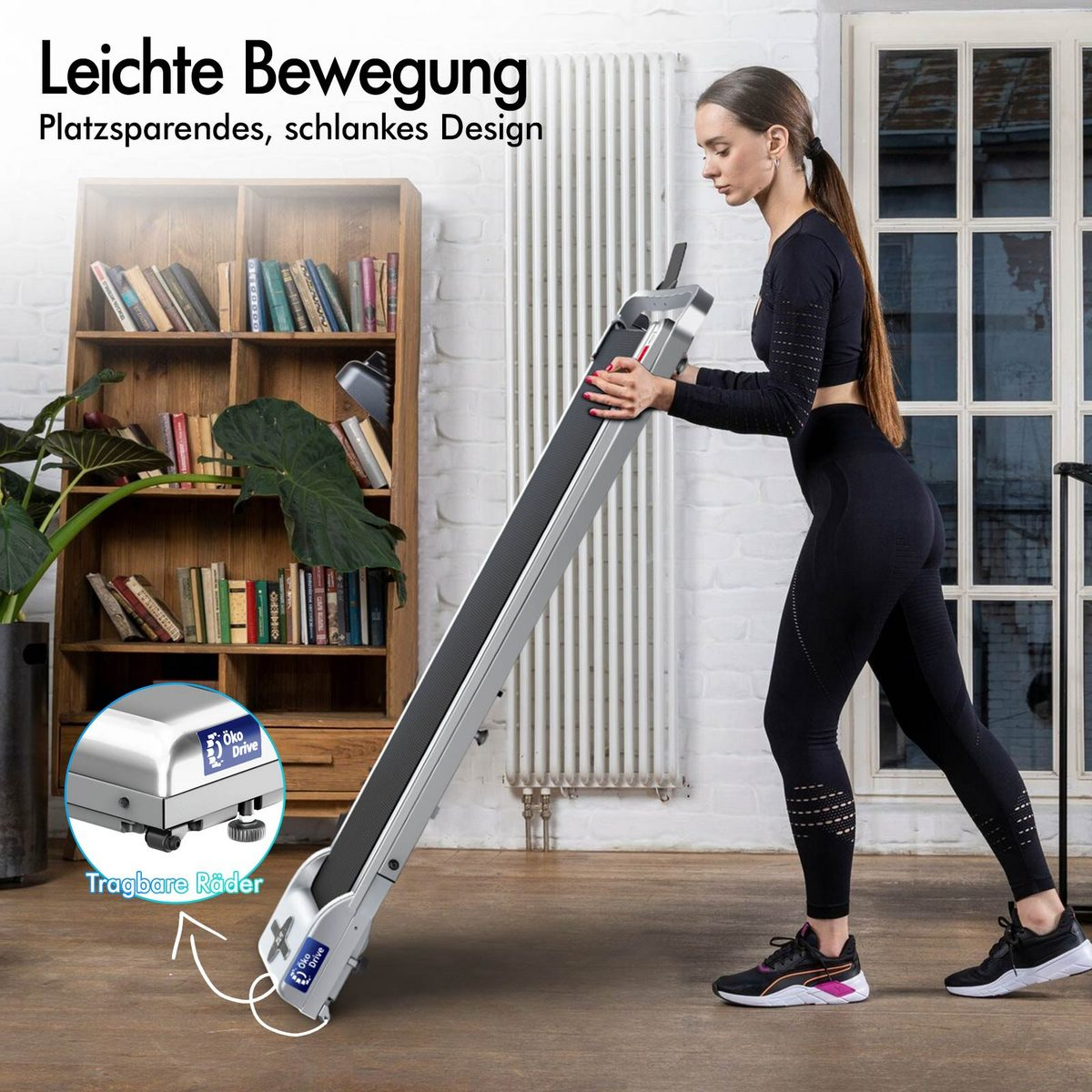 Eine Frau in schwarzer Sportkleidung schiebt ein silbernes Laufband. Ein Bücherregal und ein Fenster sind im Hintergrund.