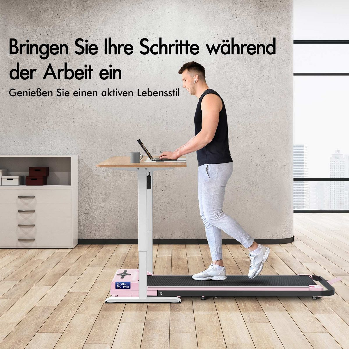 Ein Mann geht auf einem Laufband, während er an einem Laptop arbeitet. Das Laufband steht neben einem Schreibtisch. Der Hintergrund ist ein modernes Büro.