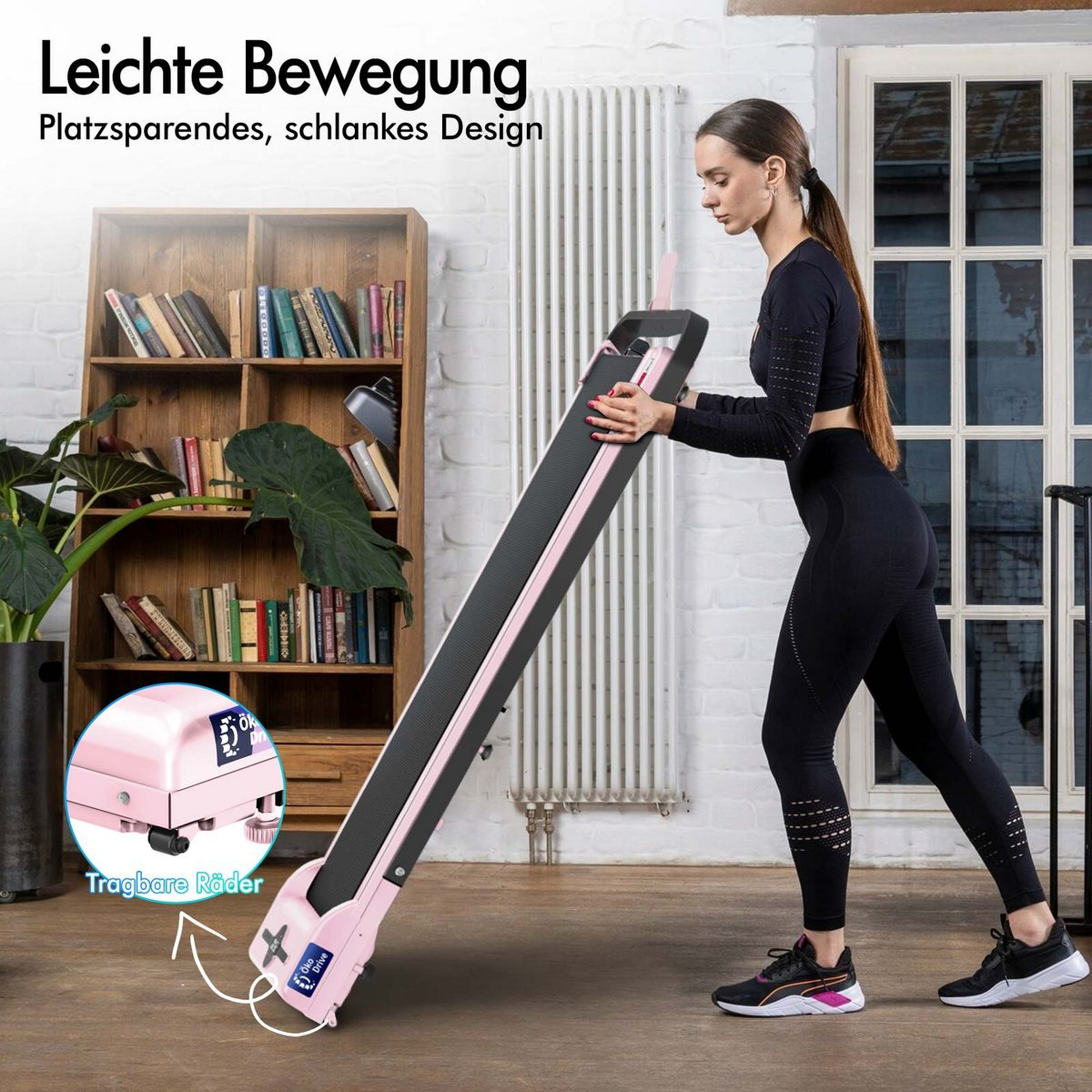 Eine Frau in schwarzer Sportkleidung schiebt ein rosa Laufband. Ein Bücherregal und ein Fenster sind im Hintergrund.