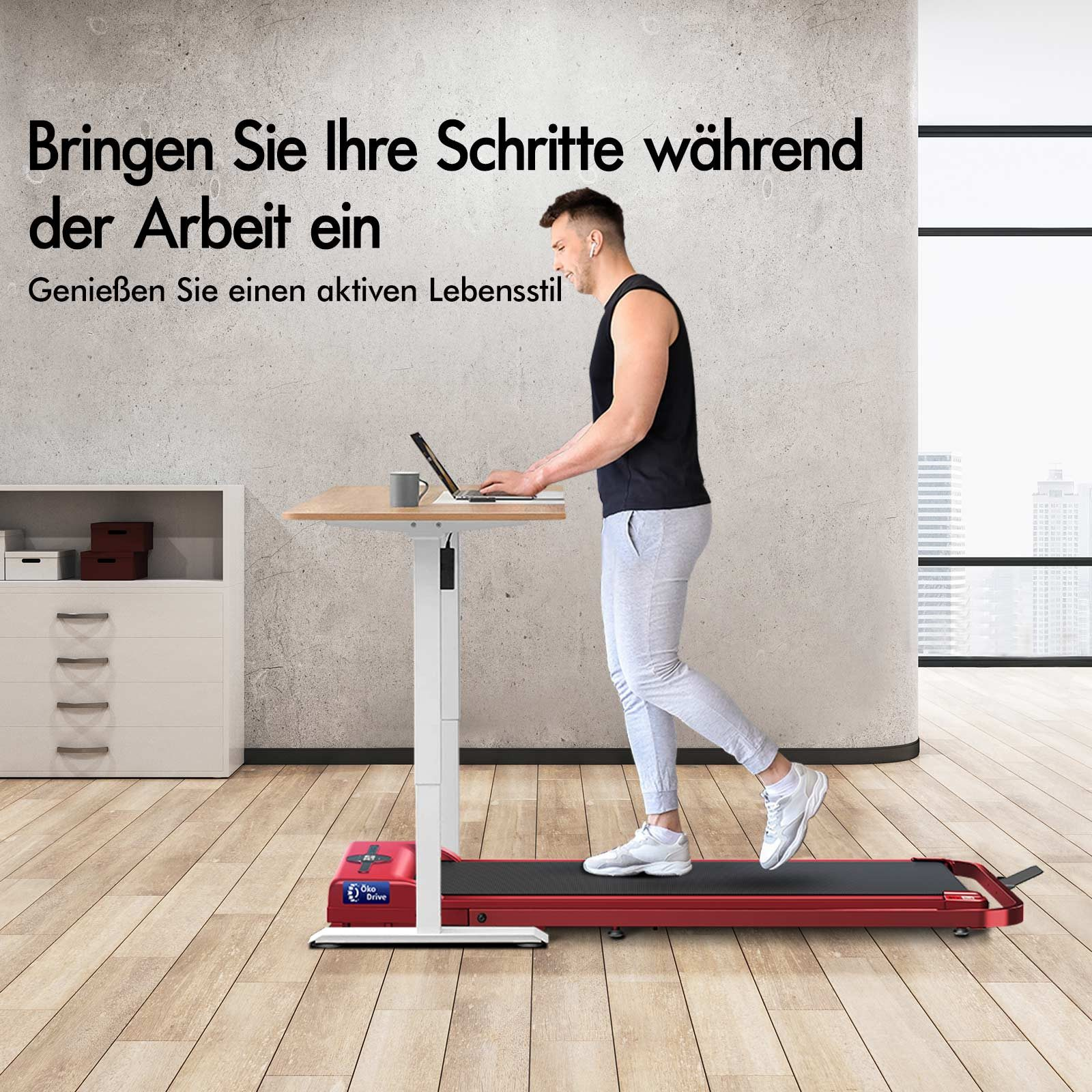 Mann geht auf Laufbandtisch. Laptop auf dem Schreibtisch. Text auf Deutsch an der Wand. Holzboden und weißer Schrank im Hintergrund.
