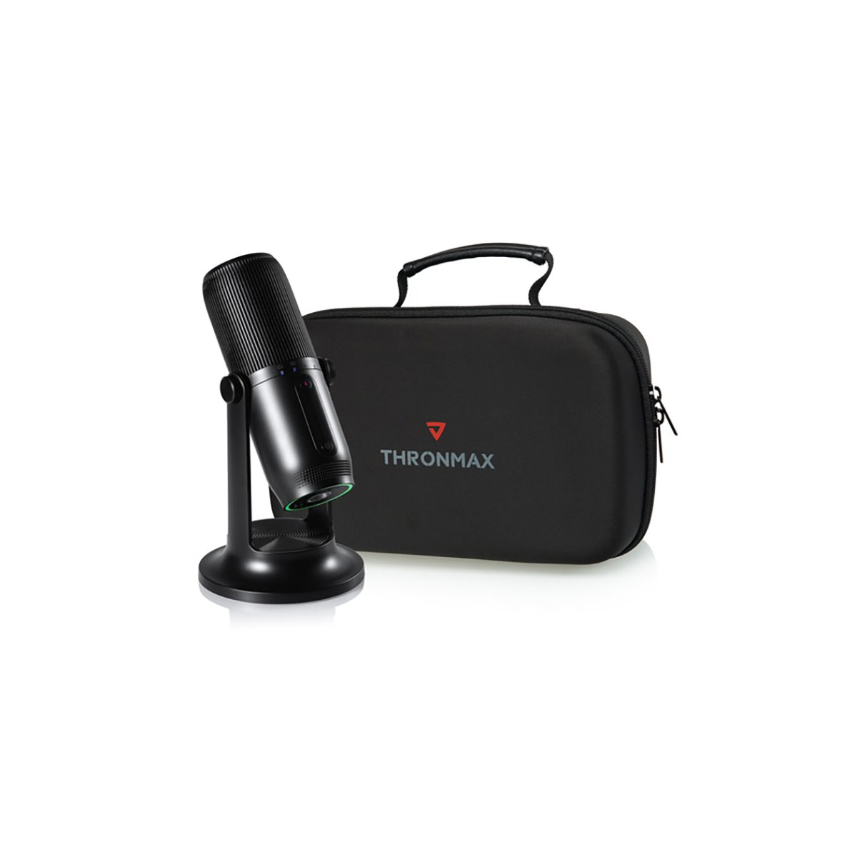 Czarny mikrofon na stojaku, obok czarnej walizki z logo Thronmax na białym tle.