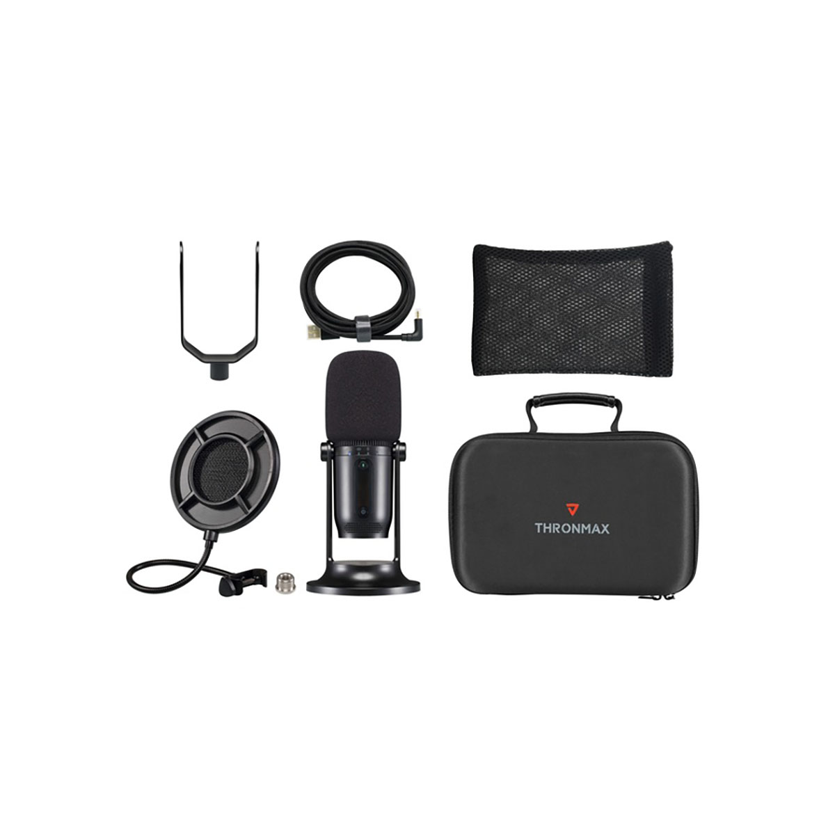 Zestaw mikrofonowy, w tym mikrofon, statyw, filtr pop, futerał, kable i siateczkowy woreczek, wszystko na białym tle.