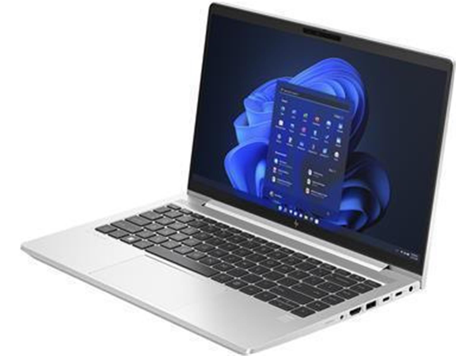 Ein silberner Laptop ist geöffnet und zeigt eine Windows-Oberfläche. Der Bildschirm zeigt ein blaues abstraktes Design und App-Symbole.