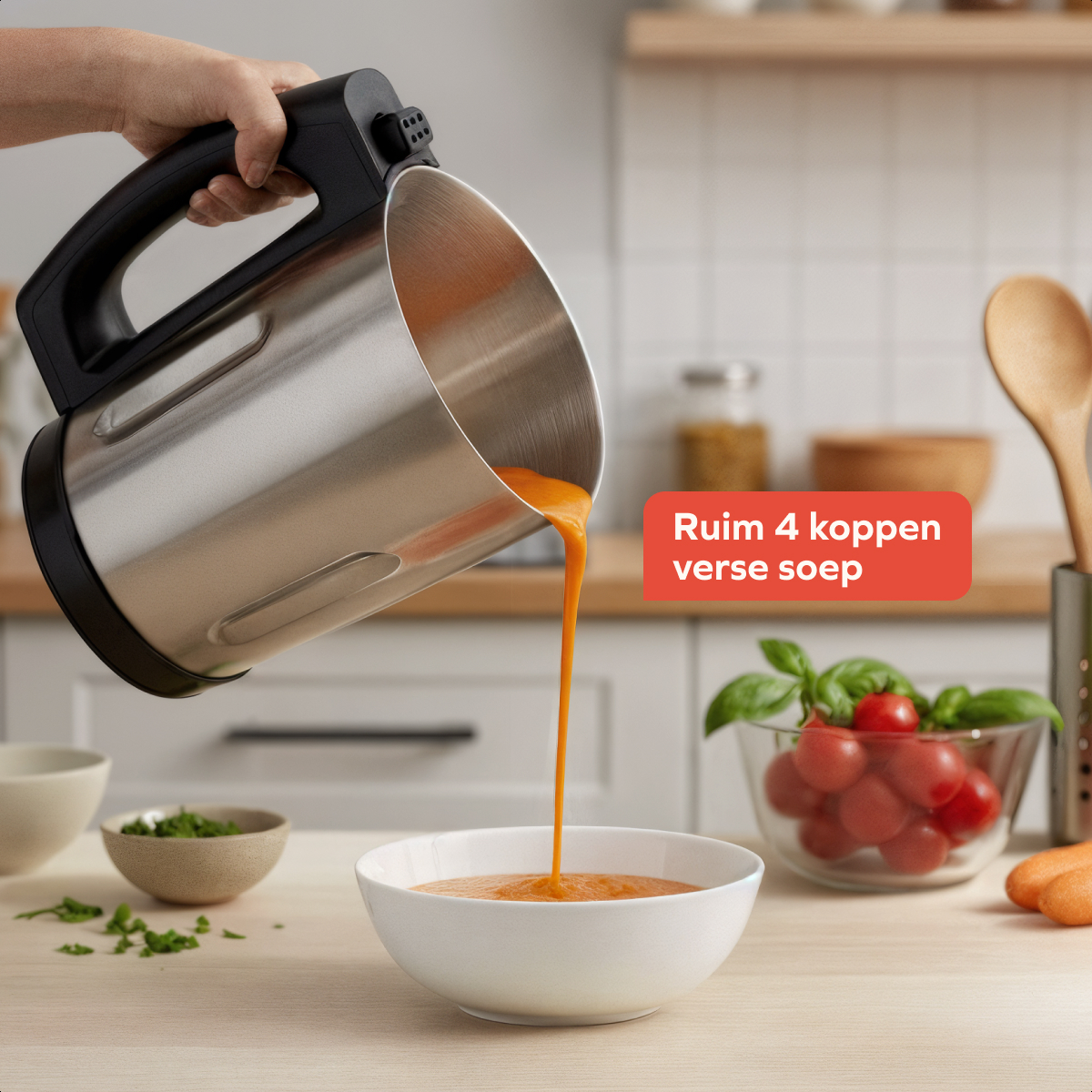 Oranje soep wordt uit een roestvrijstalen kan in een witte kom gegoten. Ingrediënten als tomaten en kruiden staan in de buurt.