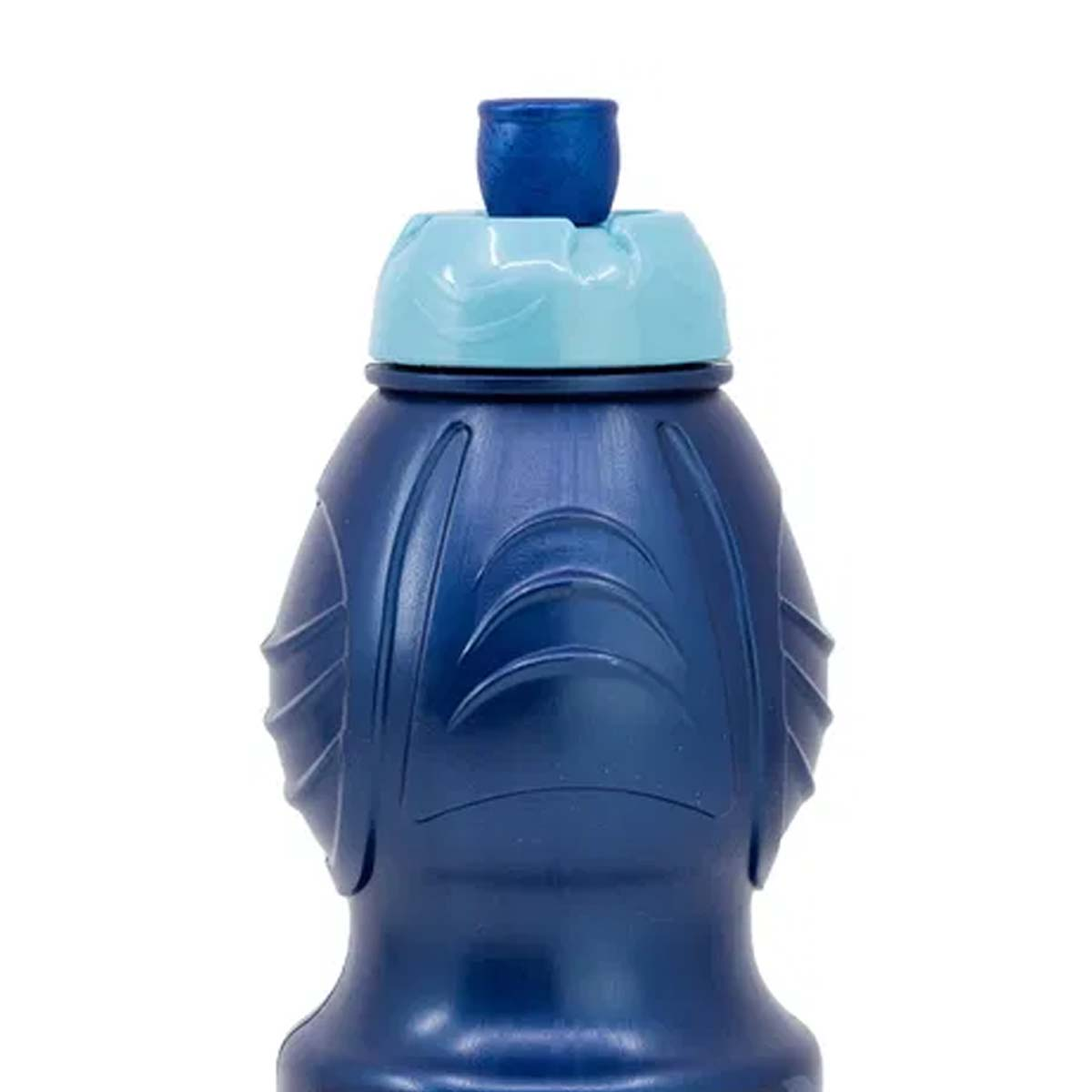 Una borraccia blu con coperchio azzurro e tappo blu scuro. La bottiglia ha un design strutturato. Sfondo bianco.