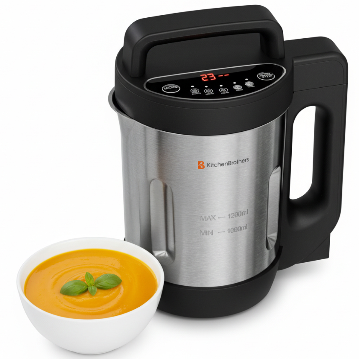Een soepmaker met een kom oranje soep. De maker is roestvrij staal en zwart. De soep heeft een basilicumblad.