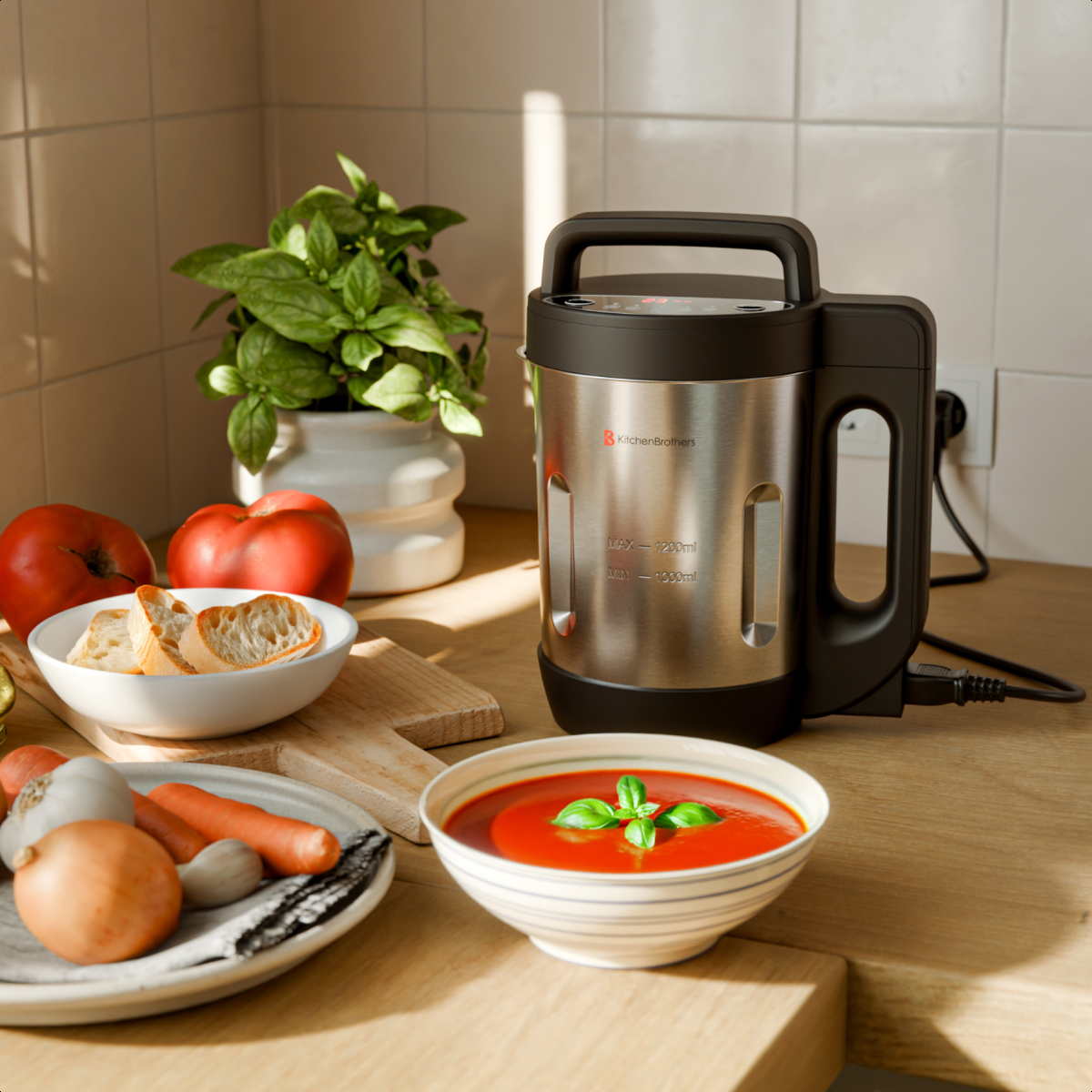 Een keukenscène met een blender, tomatensoep, tomaten, brood en basilicum. Ingrediënten liggen op hout.