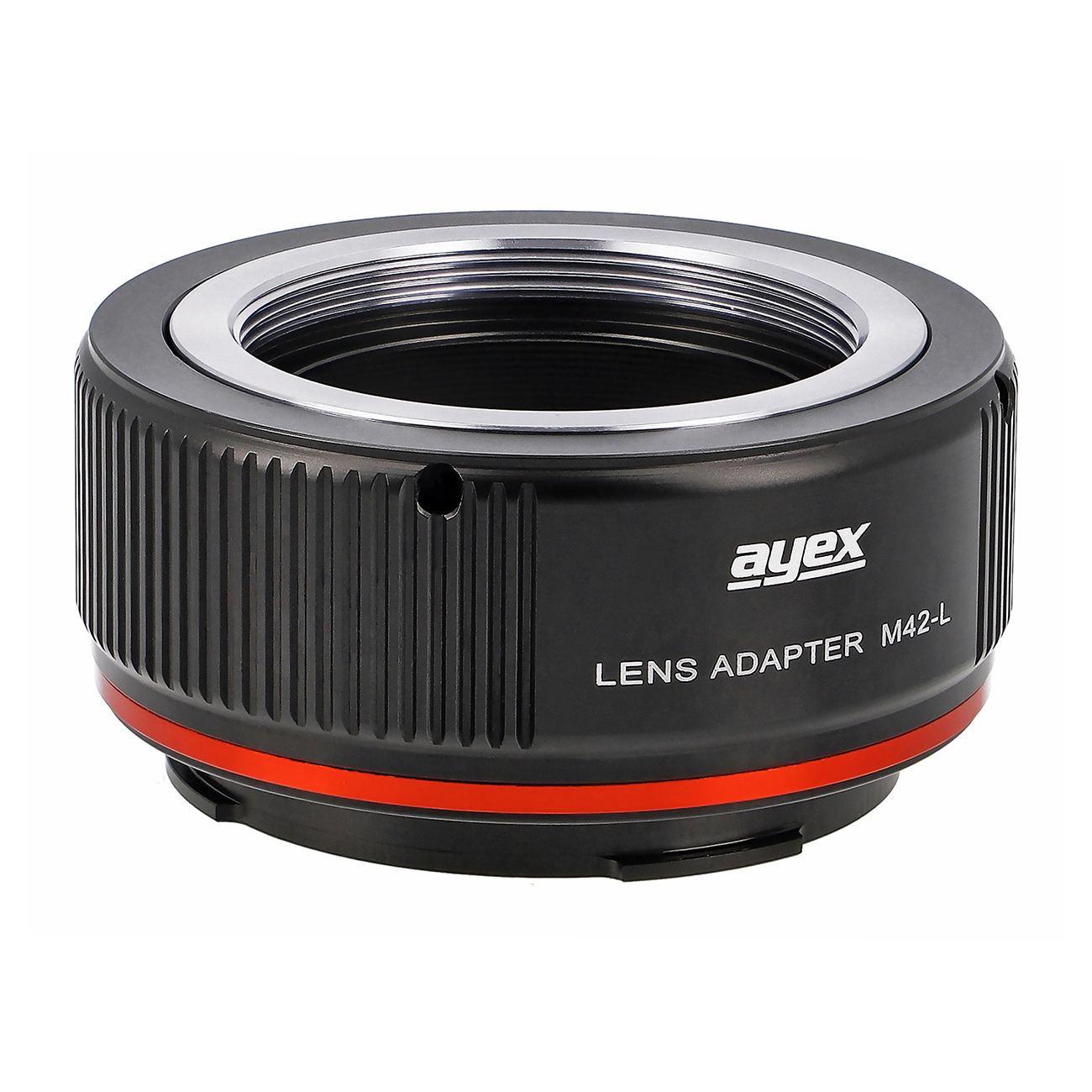 Ein schwarzer Objektivadapter mit silbernem Ring. Es hat rote Details und den Text 'ayex LENS ADAPTER M42-L'.