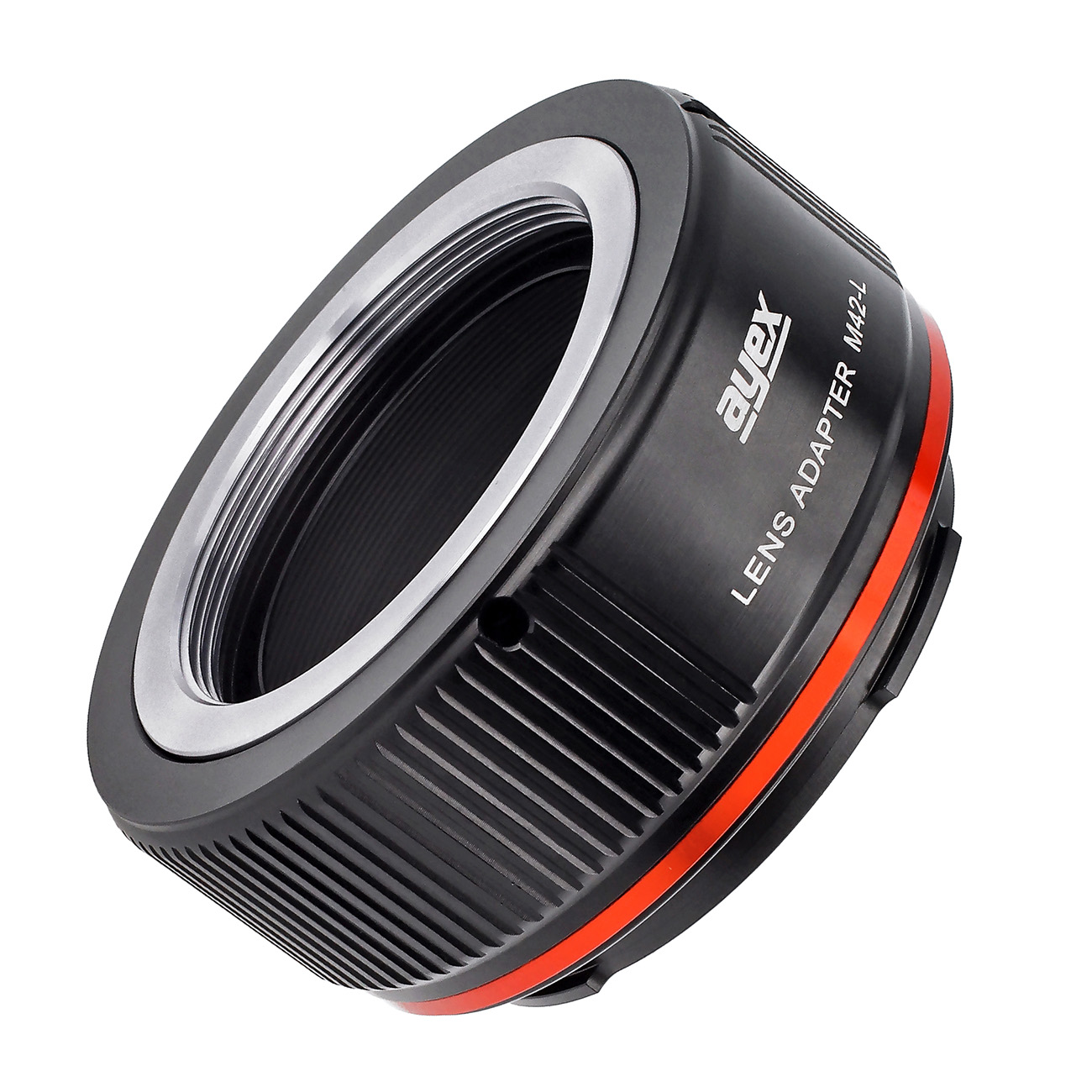 Ein schwarzer Objektivadapter mit rotem Ring. Es hat ein silbernes Gewinde und den Text 'LENS ADAPTER M42-L'.