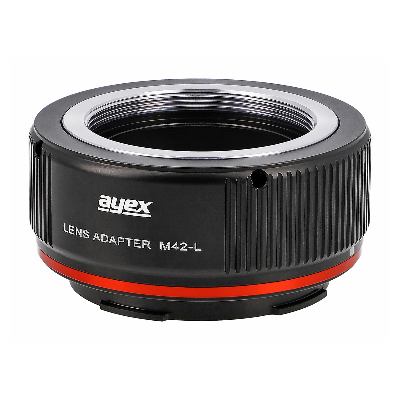 Ein schwarzer und silberner Objektivadapter. Er hat einen roten Akzent und den Text 'ayex LENS ADAPTER M42-L'. Weißer Hintergrund.