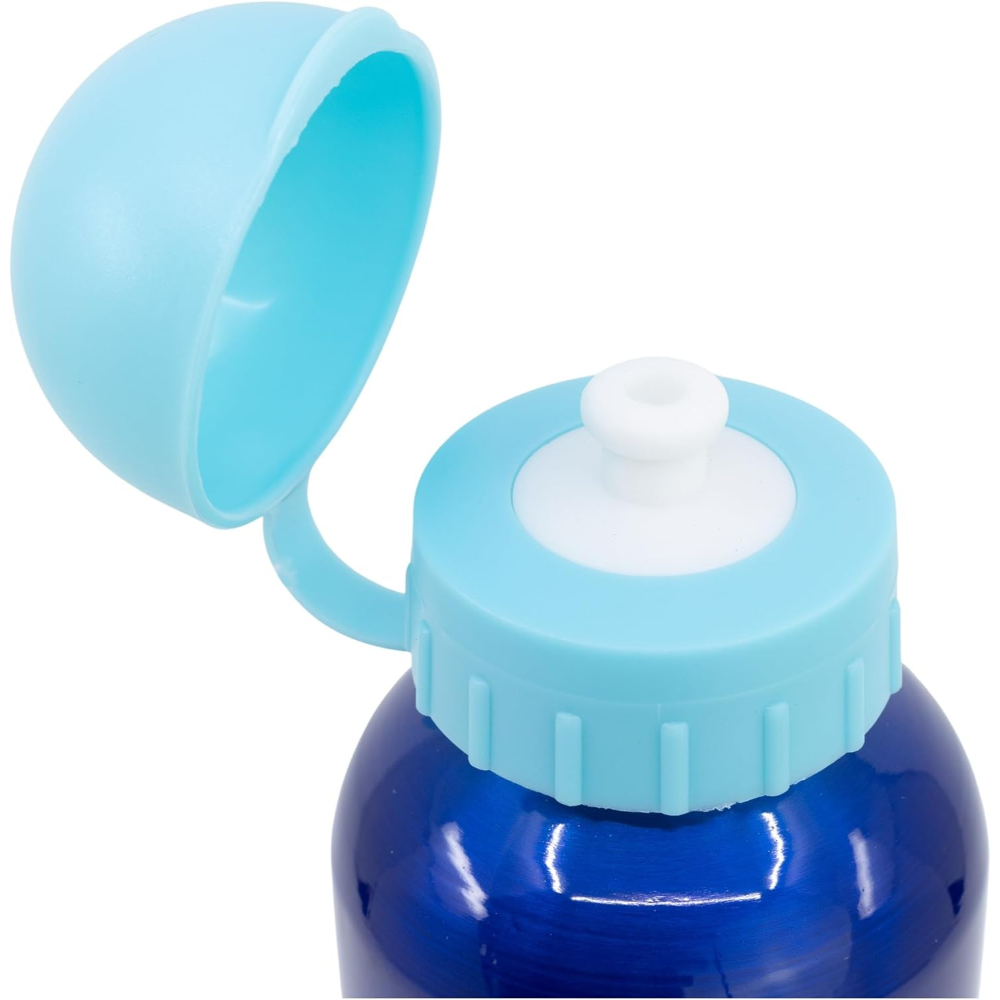 Primo piano di una bottiglia d'acqua blu con il coperchio aperto. La bottiglia ha un coperchio blu, un beccuccio bianco e un corpo blu.